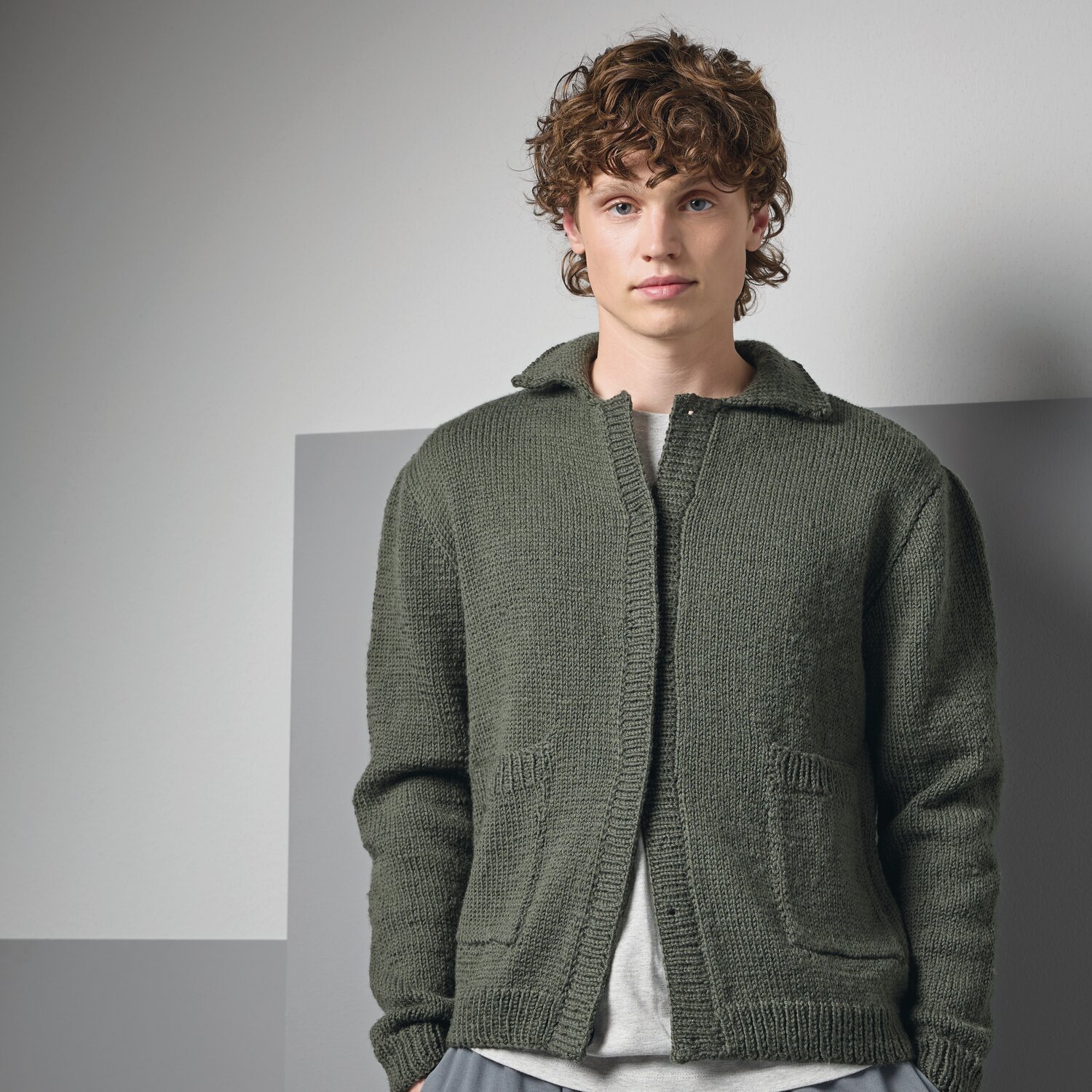 Strickset Jacke Modell 07 aus Made by Me Men No. 3 von Rico Design Strickset Jacke Modell 07 aus Made by Me Men No. 3, olivgrün, lässig getragen von einem Mann.