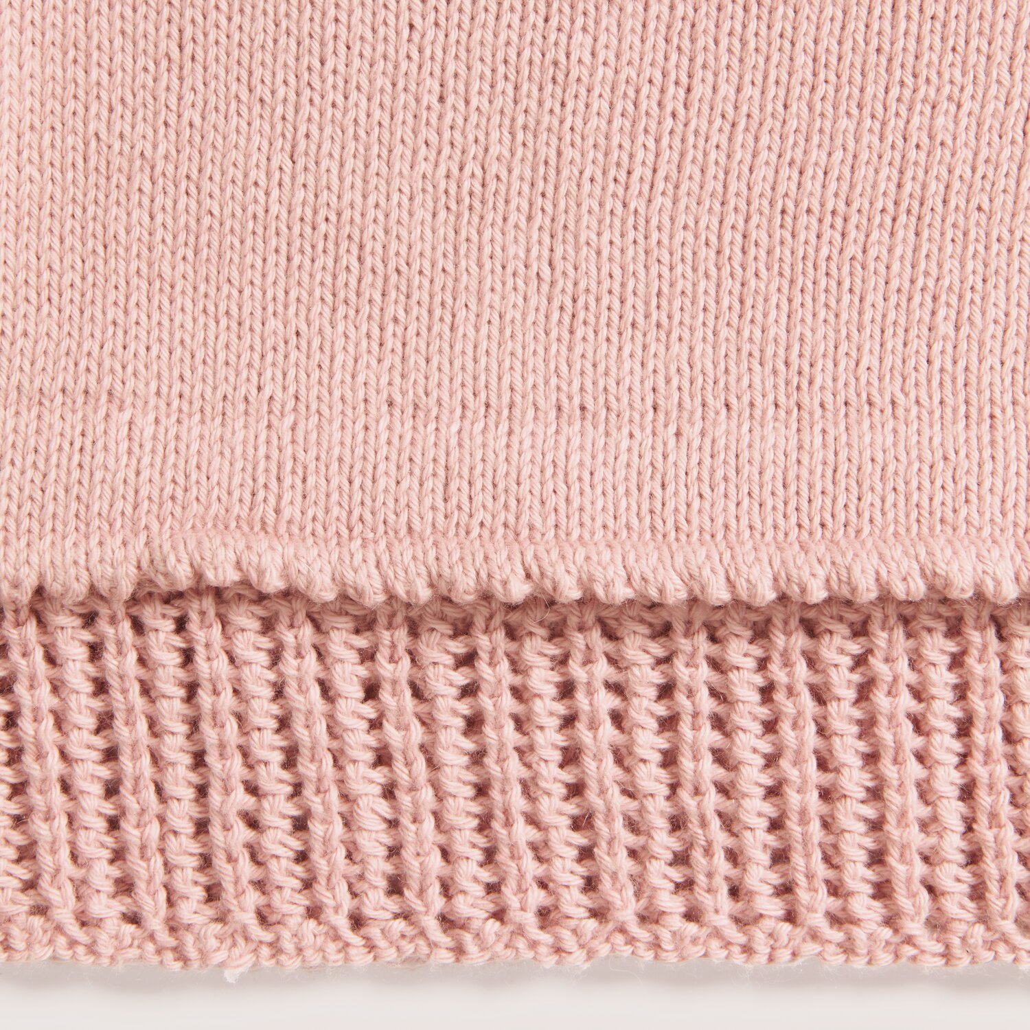 Rico Baby 043 zeigt gestricktes Gewebe in zartem Rosa. Ideal für weiche Babybekleidung.