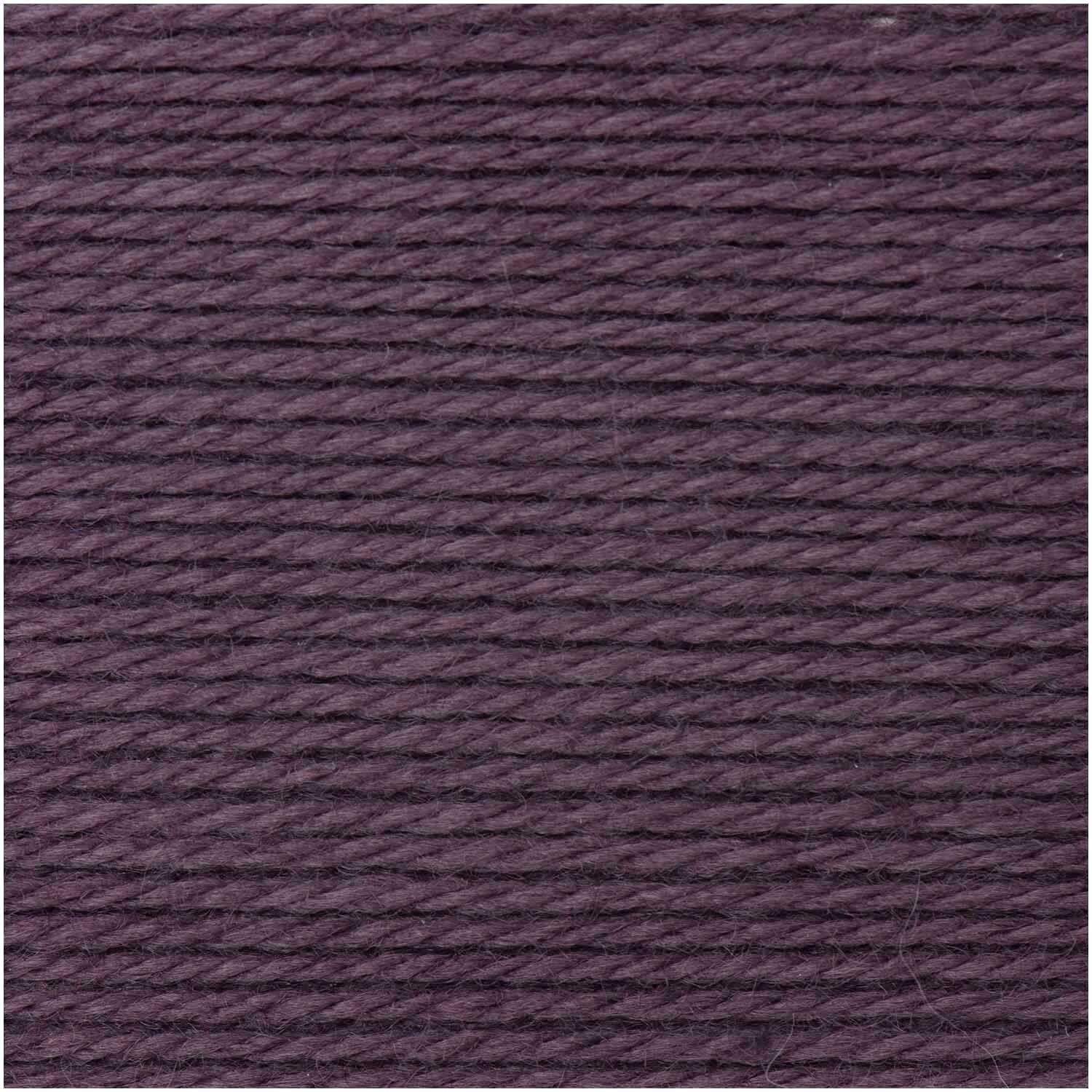 Essentials Merino Plus dk von Rico Design in Lila, 50g 125m. Nahaufnahme von weicher, lila Wolle.