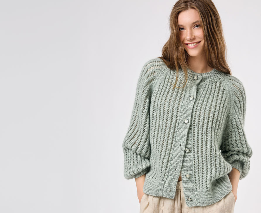 Frau trägt türkisfarbene Strickjacke