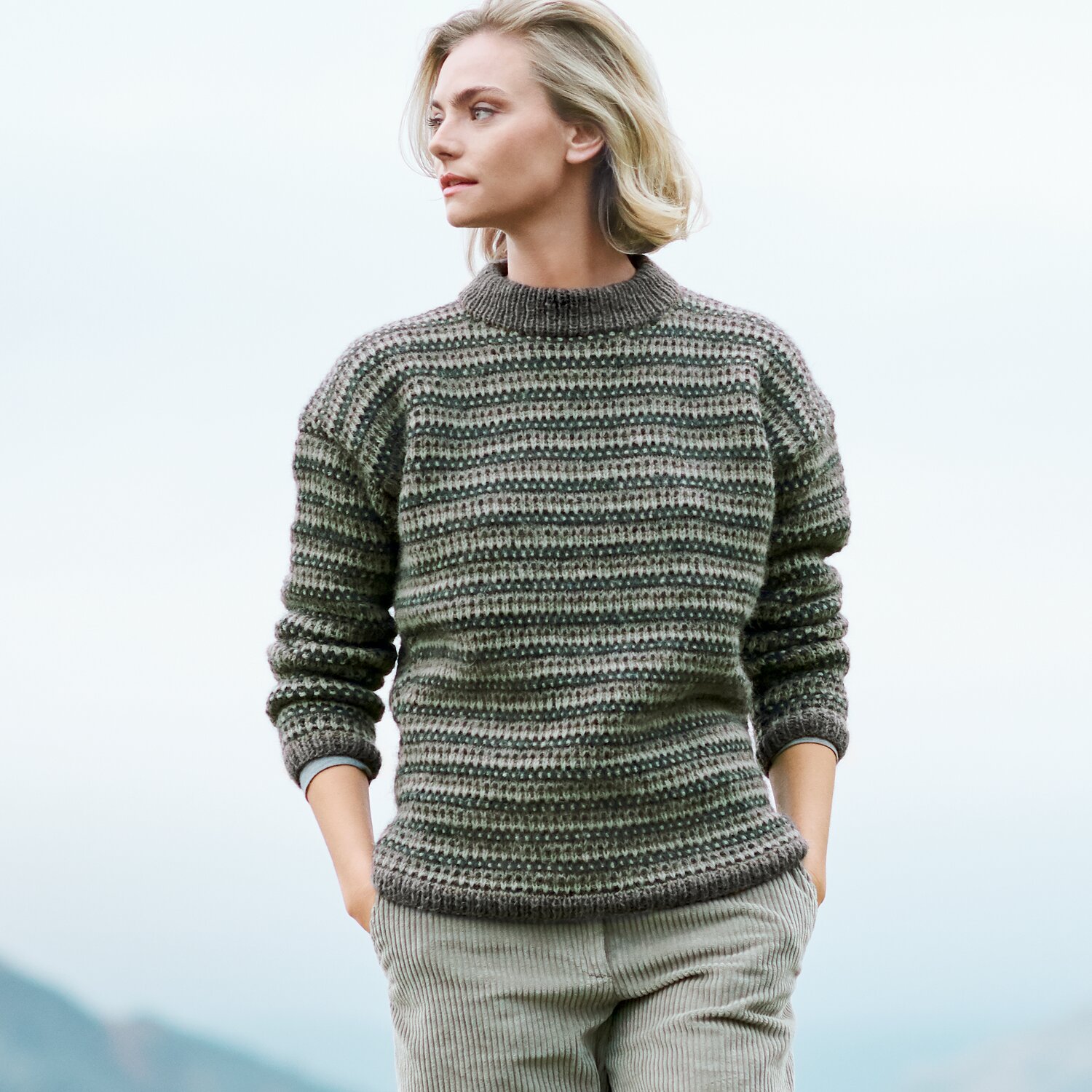 Strickset Pullover Modell 18 aus Lovewool No. 23, locker sitzender, gestreifter Grobstrickpullover mit langen Ärmeln, getragen von Frau in Naturkulisse