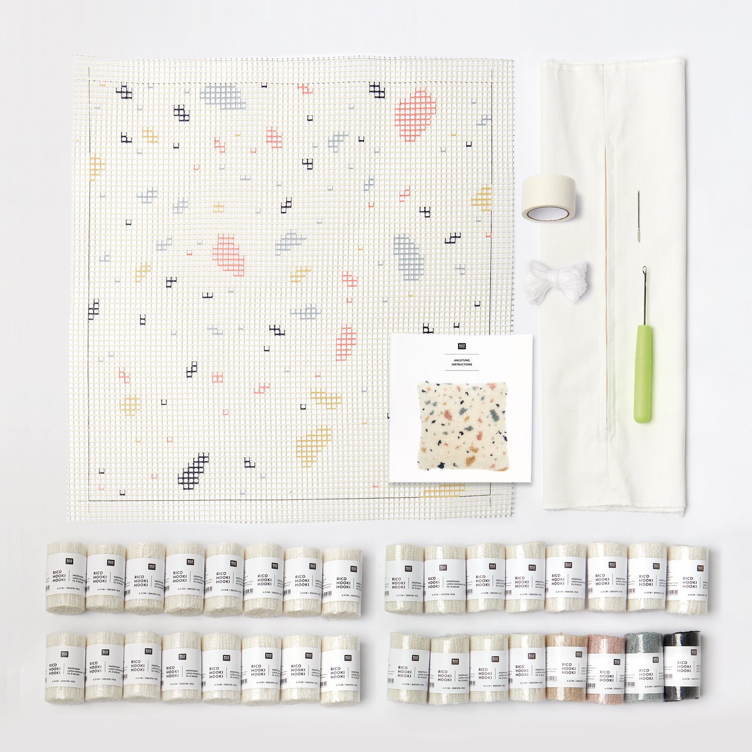 Rico Hooki Hooki Knüpfset Kissen Terrazzo zeigt komplettes Set 40x40cm mit Garnrollen, Nadel, Knüpfhaken, Anleitung und bedruckter Leinwand für modernes Kissen.