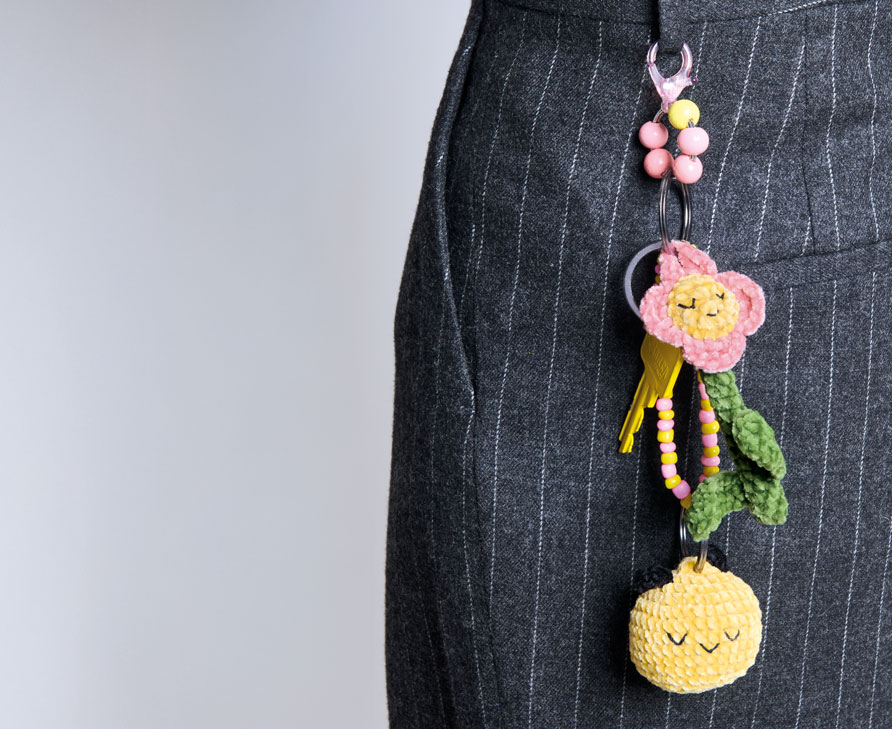 Schlüsselanhänger aus bunten Ricorumi Figuren hängt an einer Gürtelschlaufe.