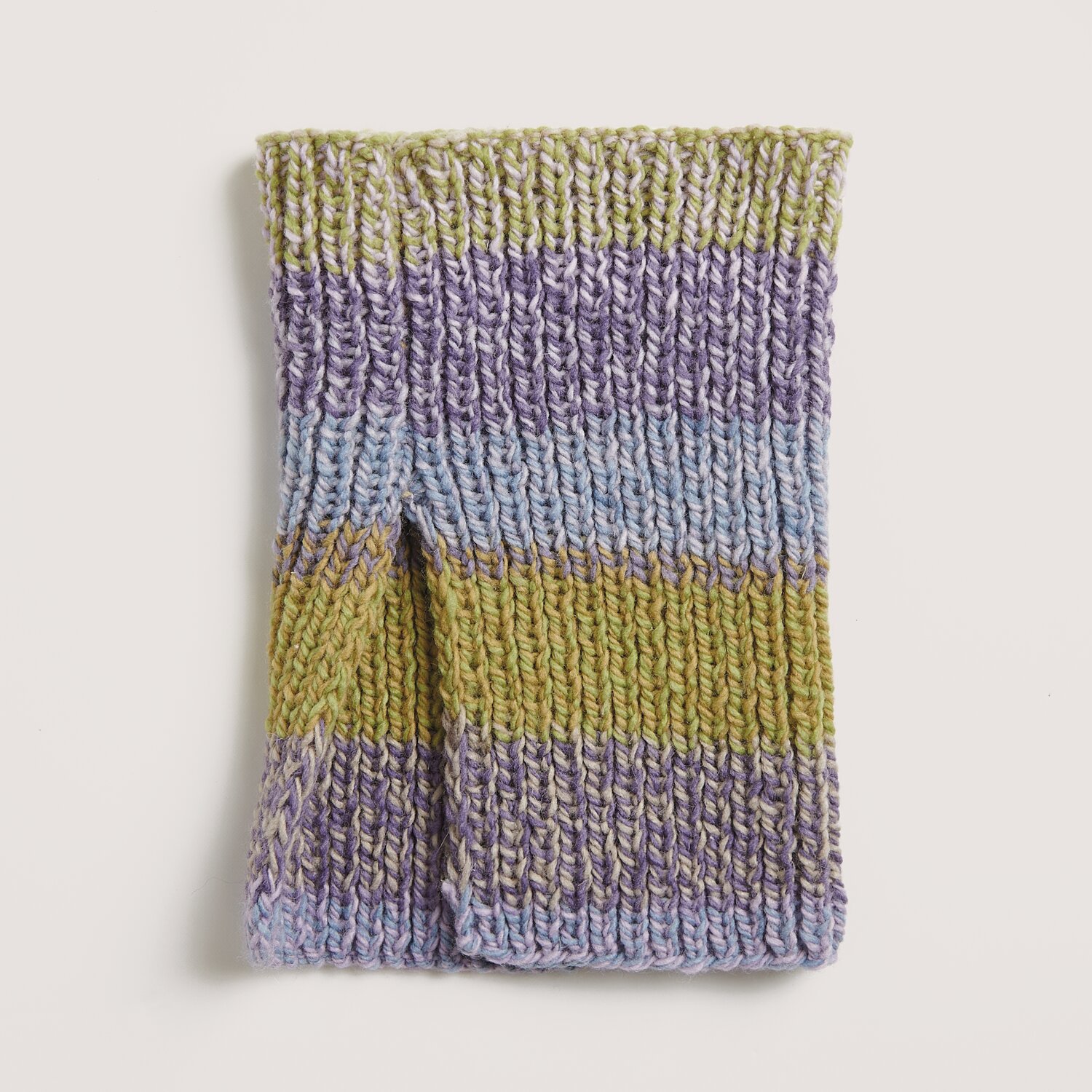 Die Neue Masche No. 14 Winter von idee. Creativmarkt Creative Chic-Unique Schal in Violets, gestrickt aus Rico Design Wolle, 200g 310m. Bunte Streifen in Lila, Blau und Grün auf hellem Hintergrund.