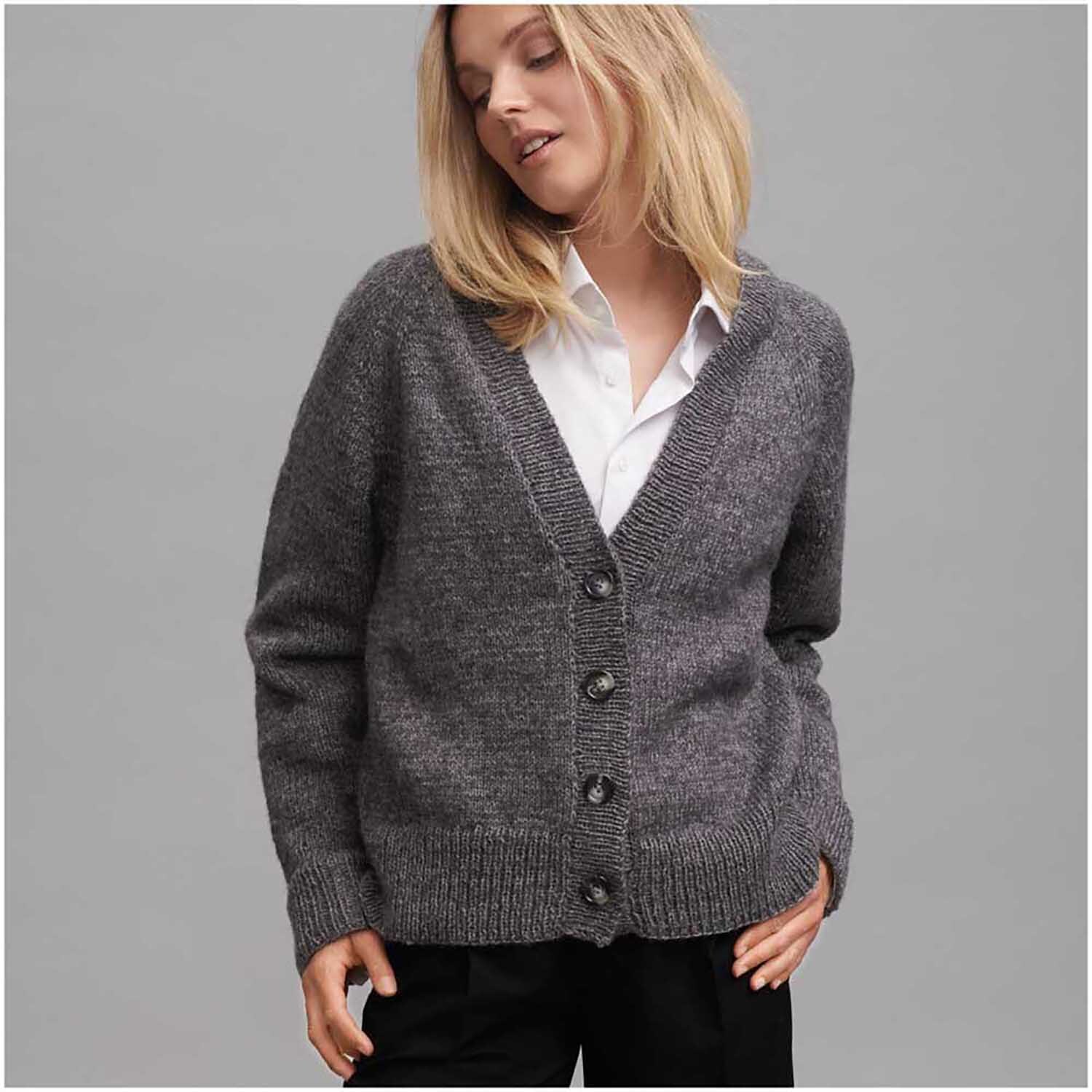 Strickset Cardigan Modell 05, grauer Cardigan, lässig getragen über weißer Bluse, Top Down Knitting Special Nr. 2.