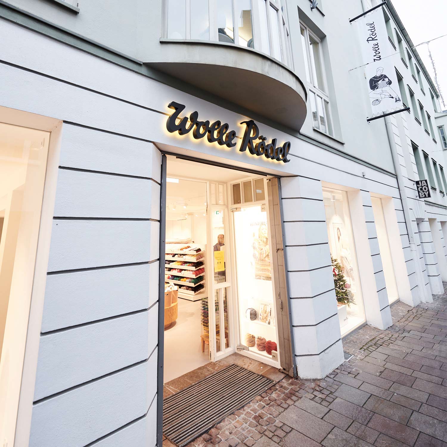 Wolle Rödel Filiale, Schaufenster mit Logo