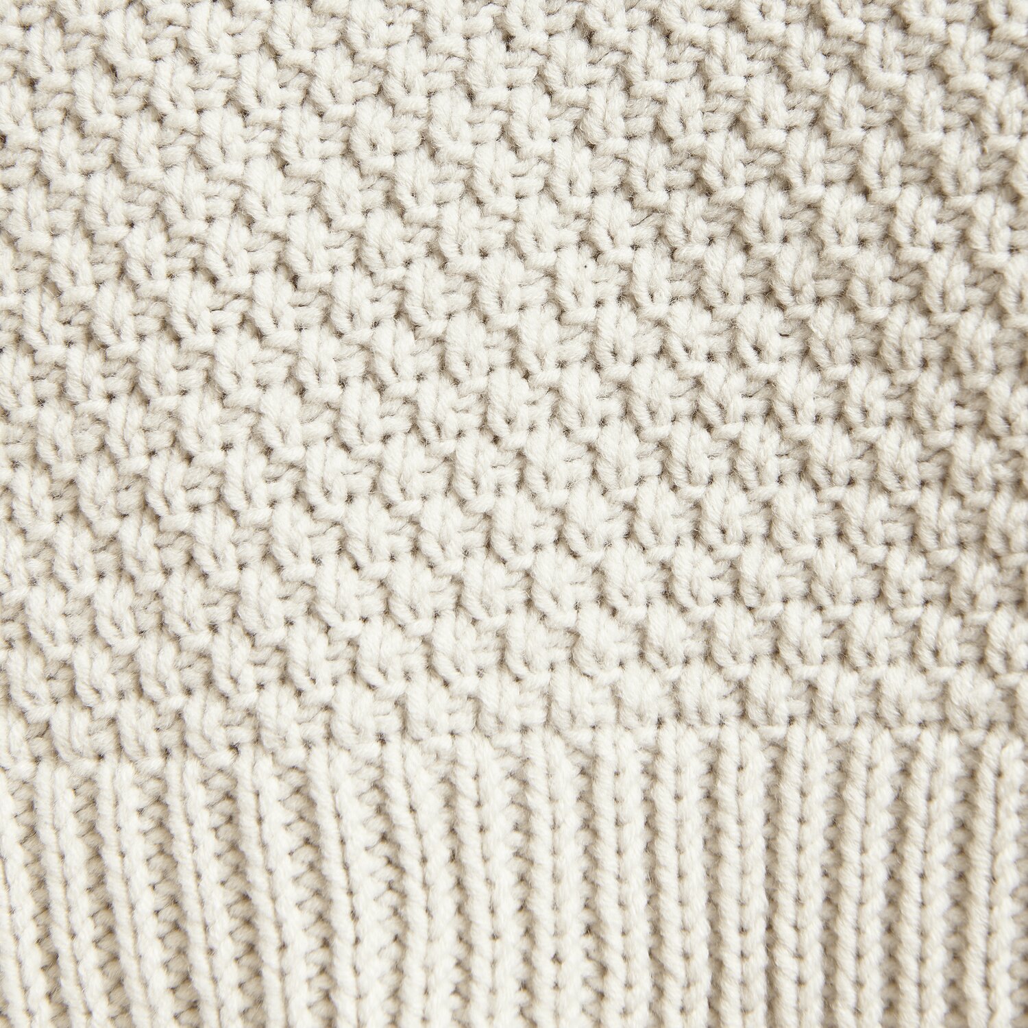 Die Neue Masche No. 13 Herbst: Nahaufnahme eines cremefarbenen Strickmusters von Wolle Rödel.