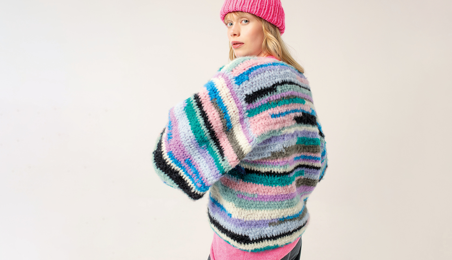 Häkelanleitung Pullover aus Fashion Light Luxury Häkelanleitung Pullover aus Fashion Light Luxury: Frau in buntem Streifenpullover und pinker Mütze.
