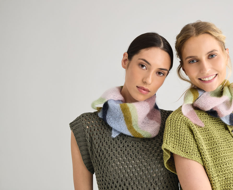 2 Frauen tragen das gleiche mehrfarbige Stricktuch