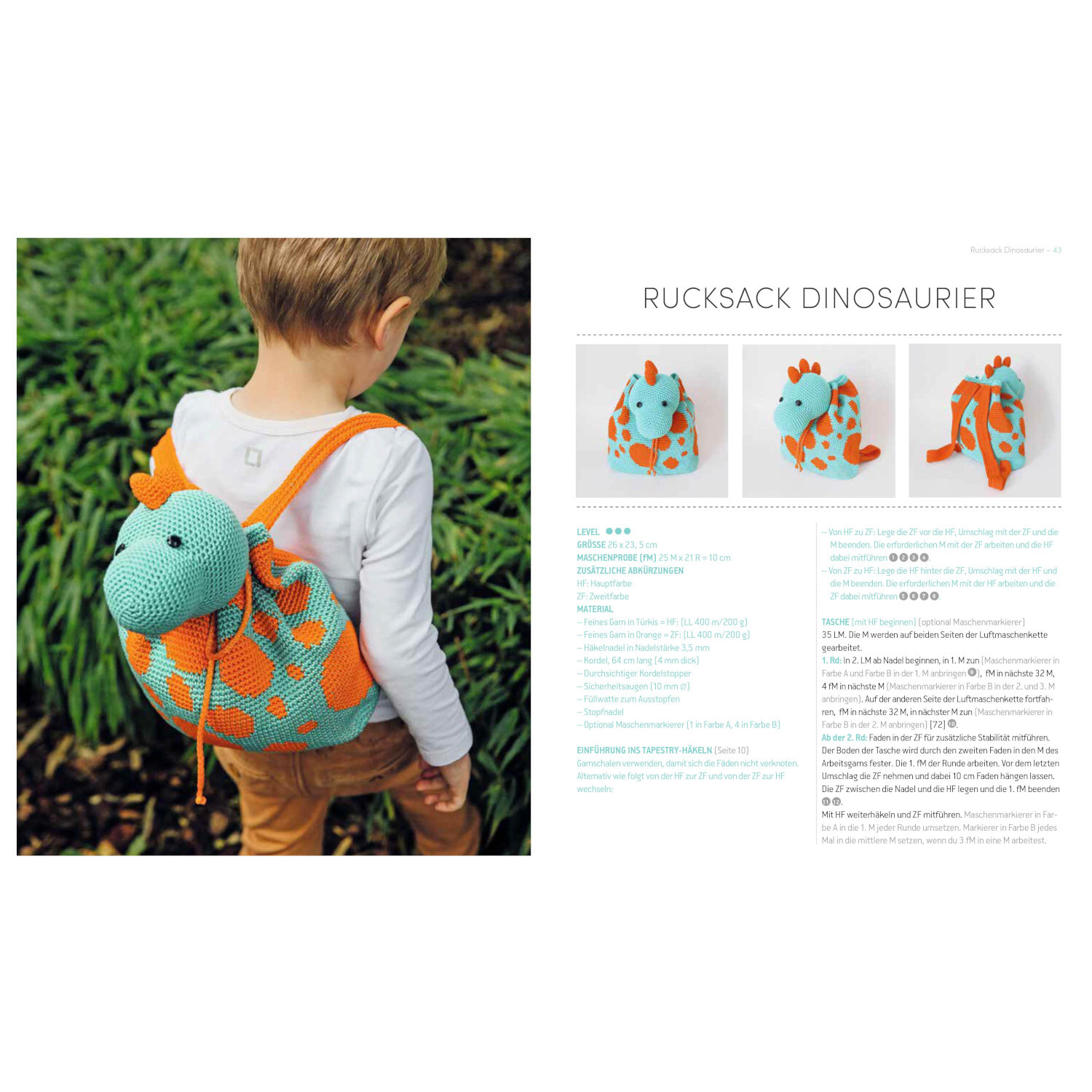 Tierisch süße Rucksäcke & Taschen häkeln: Kind mit blau-orange gehäkeltem Dinosaurier-Rucksack im Freien.