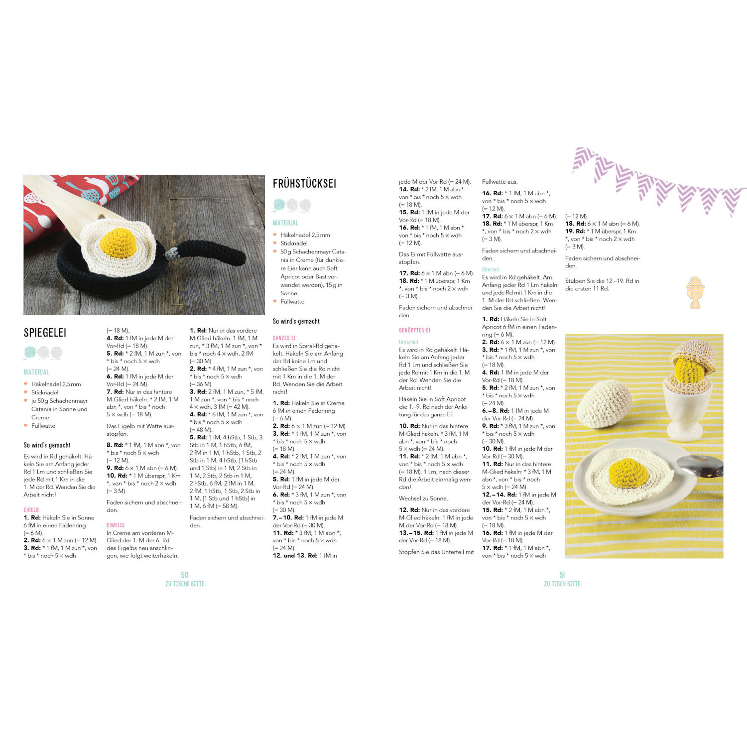 Meine Häkelküche: Zwei Seiten mit gehäkeltem Spiegelei und Frühstücksideen, präsentiert auf Holz- und Stoffhintergrund.