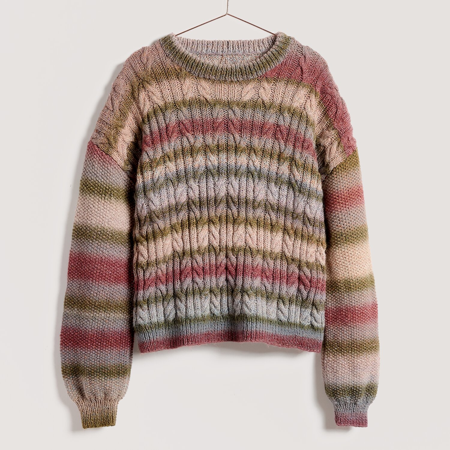 Creative Melange Alpaca Wonderball dk, Pullover aus mehrfarbigem Streifengarn mit plastischem Zopfmuster, gestrickt aus Rico Design Garn, Lauflänge 100g 300m