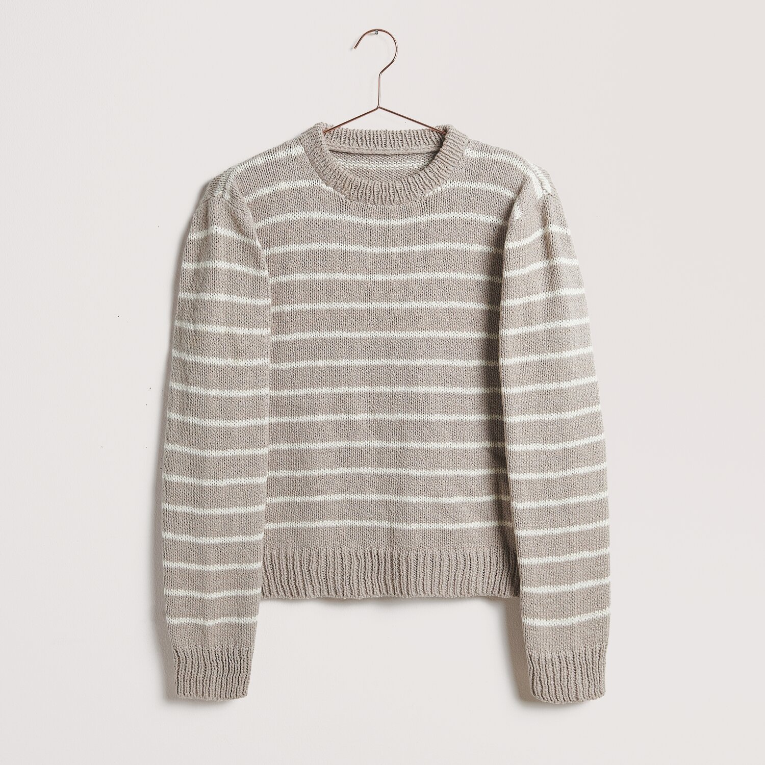 Essentials Super Cotton dk 50g 100m Farbe Creme von Rico Design Die Neue Masche No. 12 Frühjahr-Sommer Pullover mit Streifenmuster in Creme und Beige.