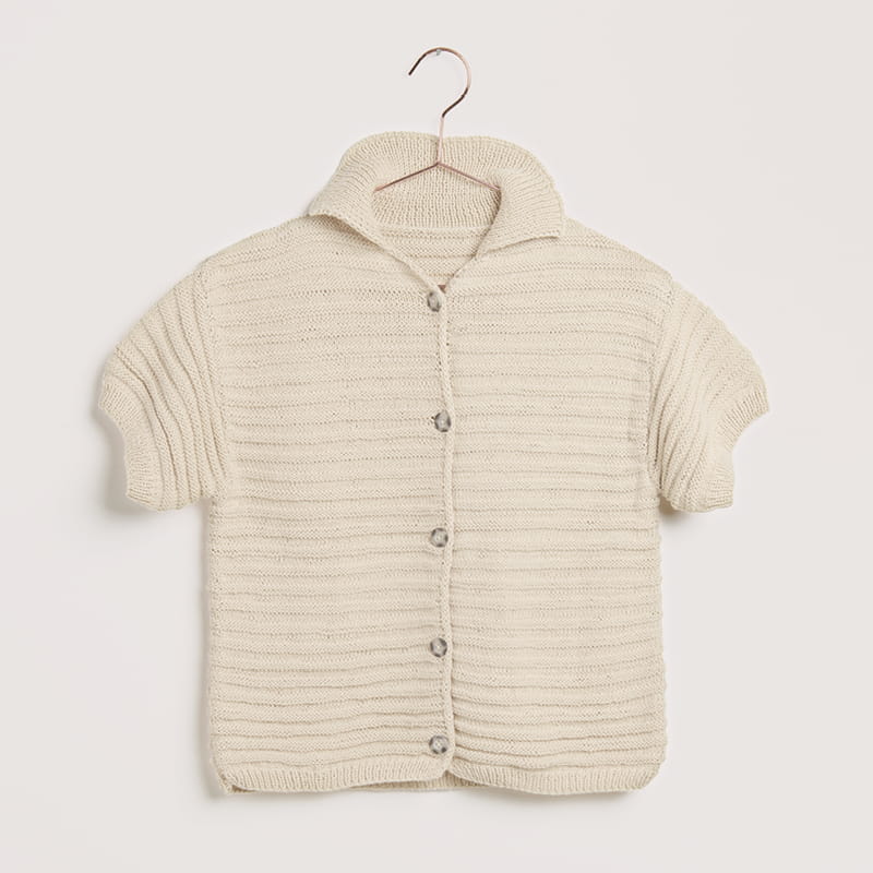 Gestrickte Jacke in Beige: Modell 06 aus dem Heft Luxury Knits Summer Pieces