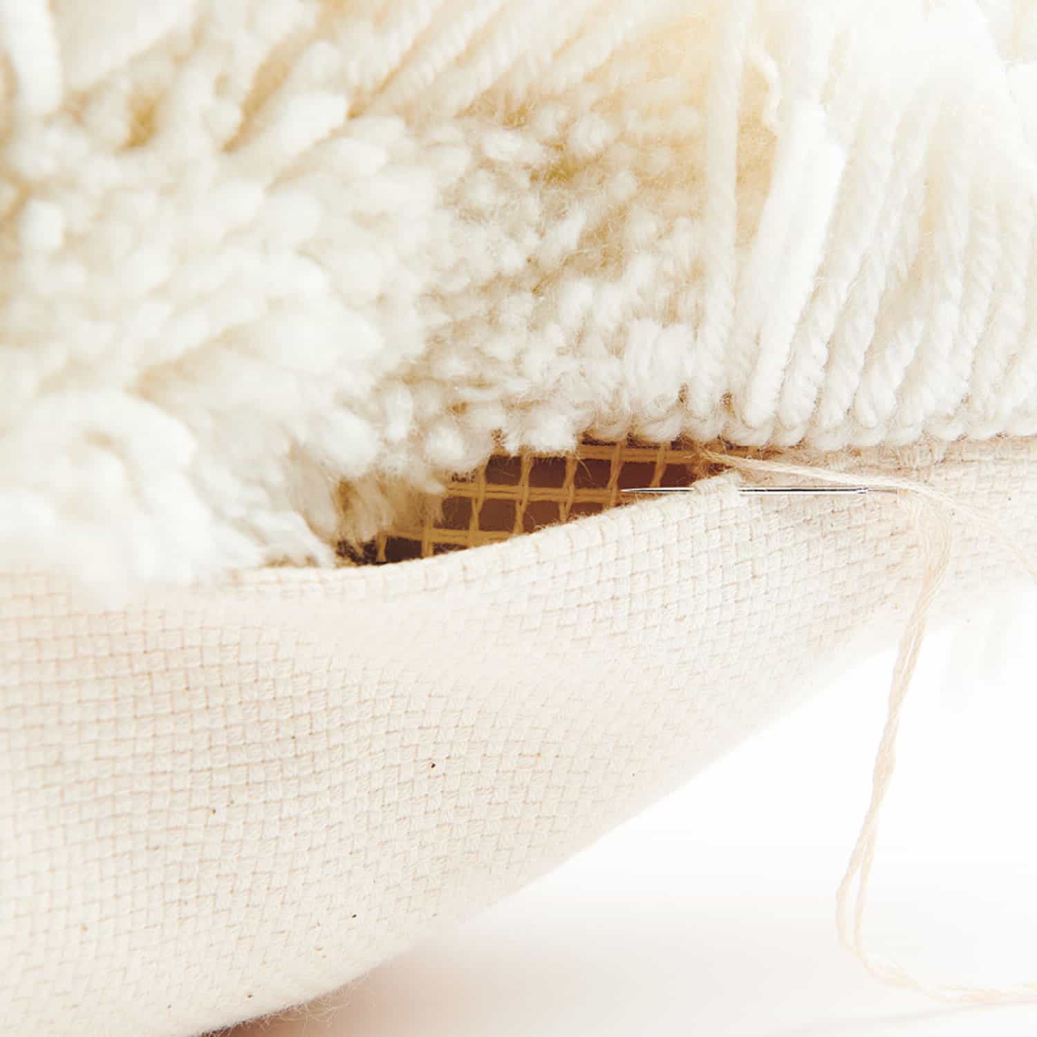 Nahaufnahme einer Naht am Kissen, die zugenäht wird