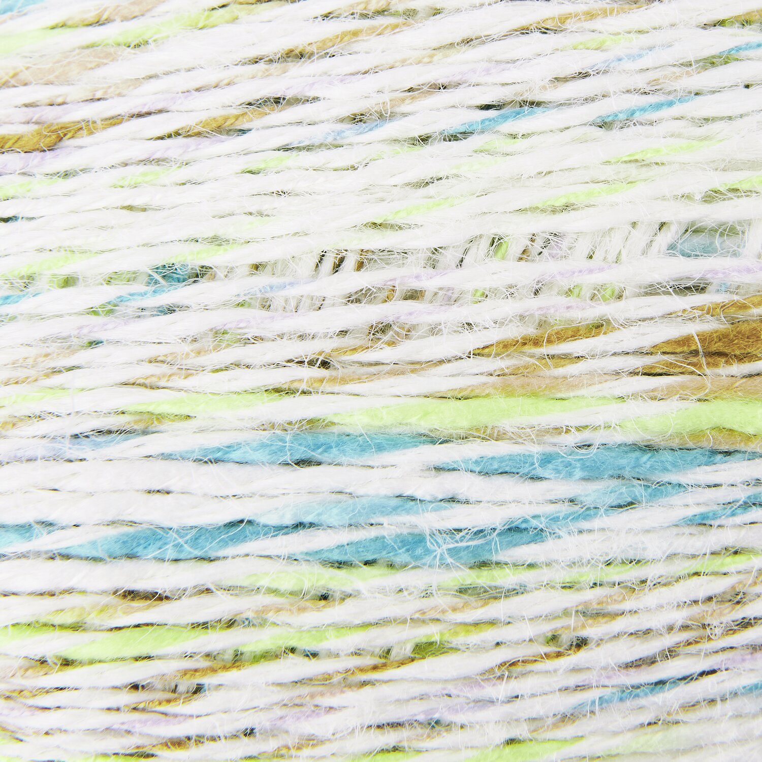 Creative "Hey Jute" Garn in sanften Blau-, Grün- und Beigetönen, ideal für sommerliche Strickprojekte.