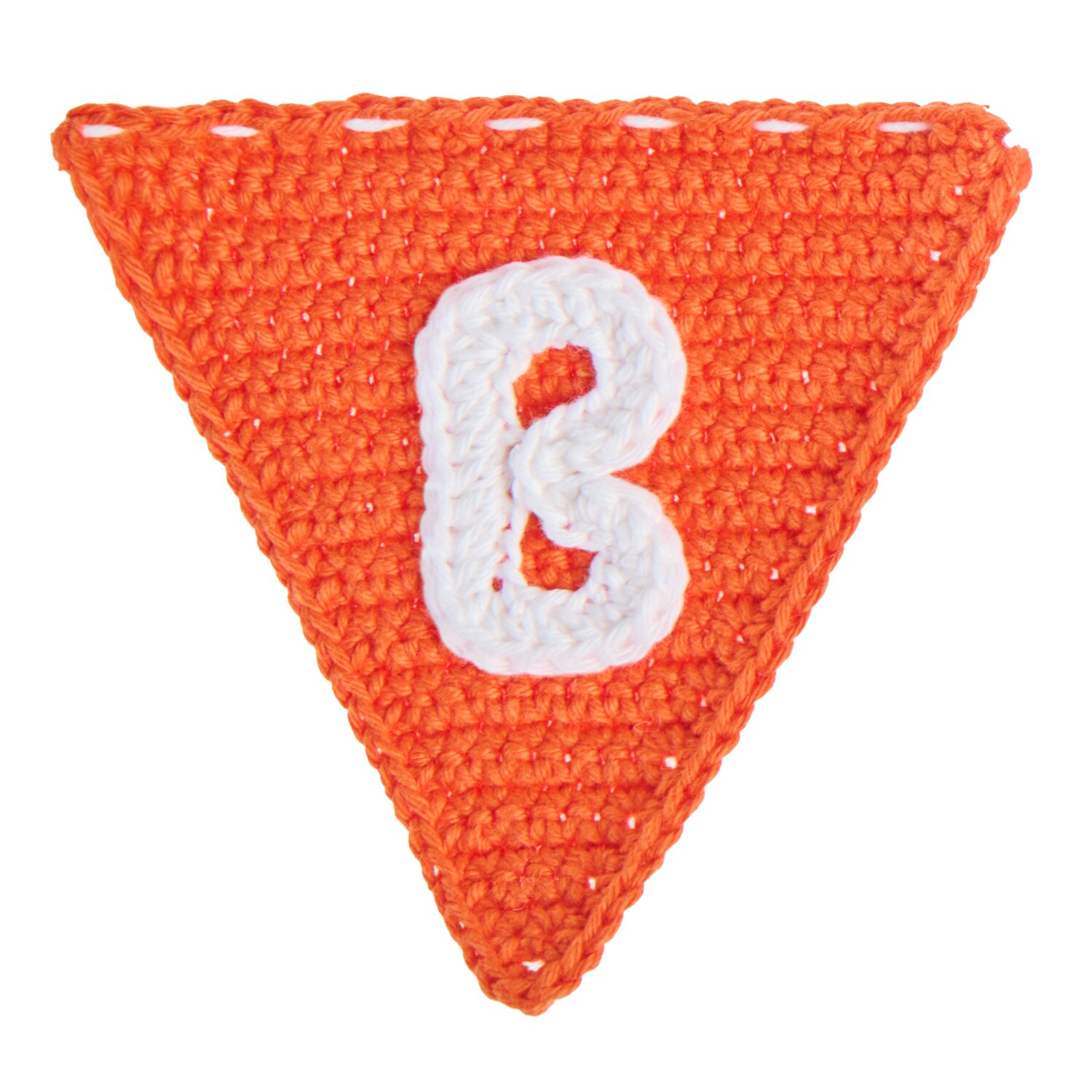 Ricorumi In the Meadow Creative Ricorumi dk, gehäkelte Wimpel-Dekoration von Rico Design mit dreieckigem orangefarbenem Fähnchen und aufgesetztem weißem Buchstaben B, 25g