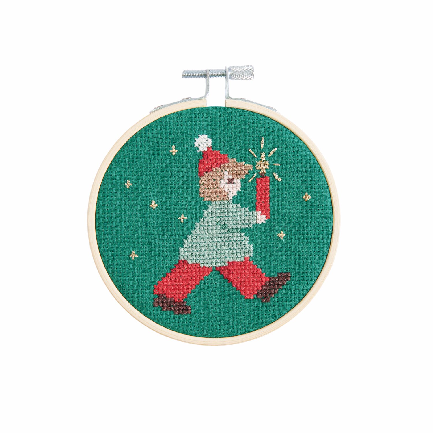 Stickpackung Lichterkind: Ein Kind in rotem Outfit mit Kerze auf grünem Hintergrund, Ø10cm, von Rico Design.