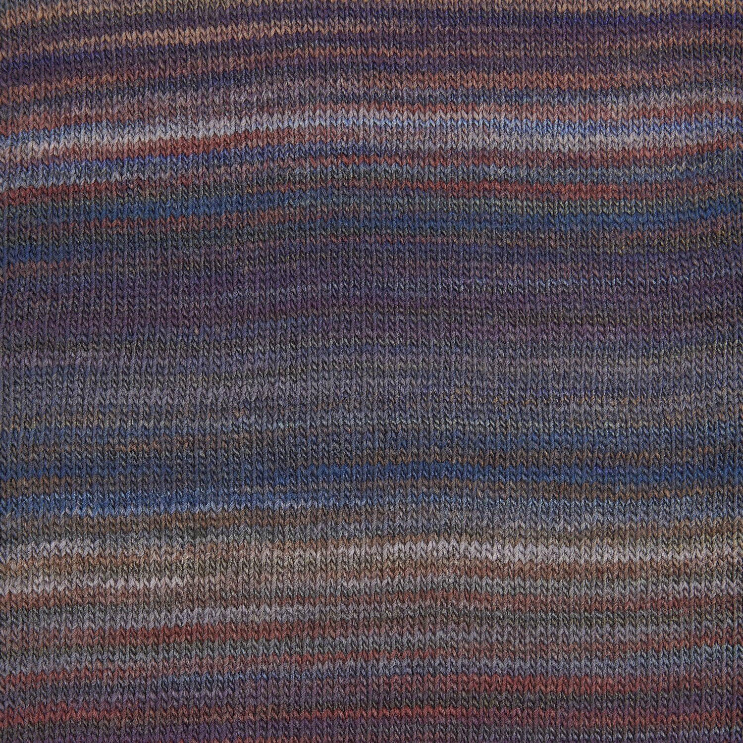 Creative Melange aran Wonderball zeigt ein gestricktes Muster in warmen, erdigen Tönen. Ideal für Winterprojekte.