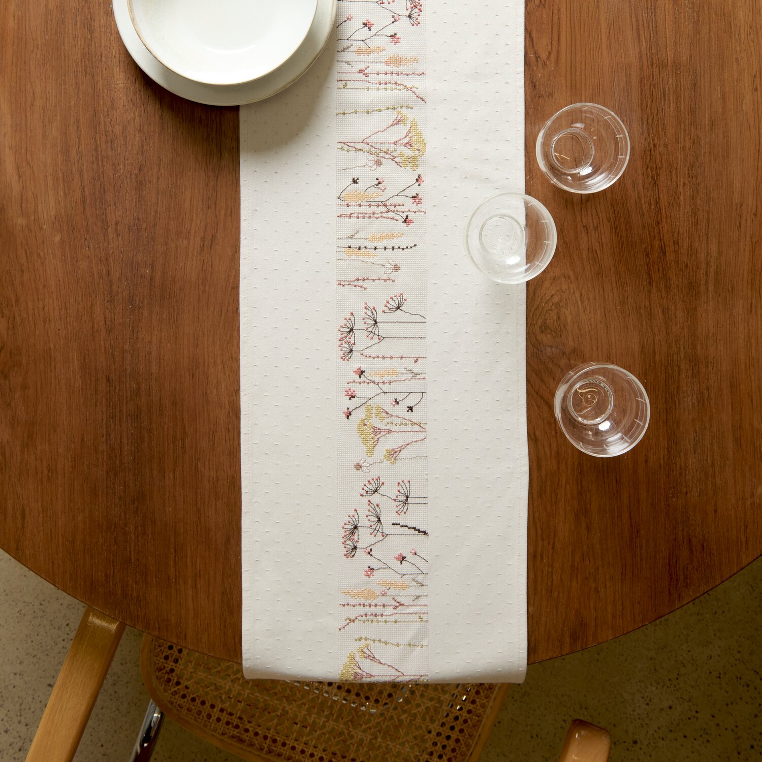 Stickpackung Gezählter Kreuzstich Tischband Blumen und Gräser von Rico Design