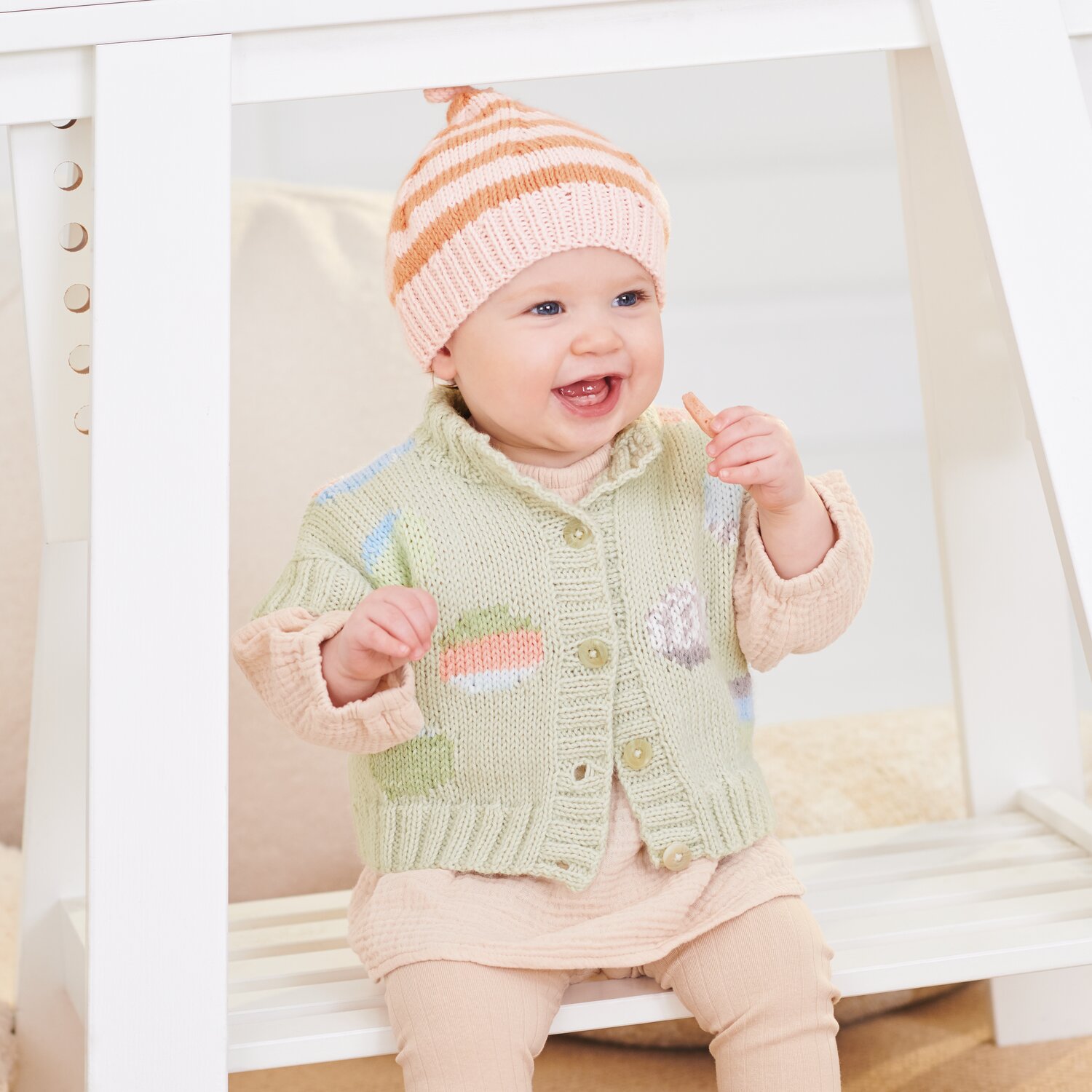 Strickset Weste Modell 22 aus Baby 042 von Rico Design Strickset Weste Modell 22 aus Baby 042 von Rico Design