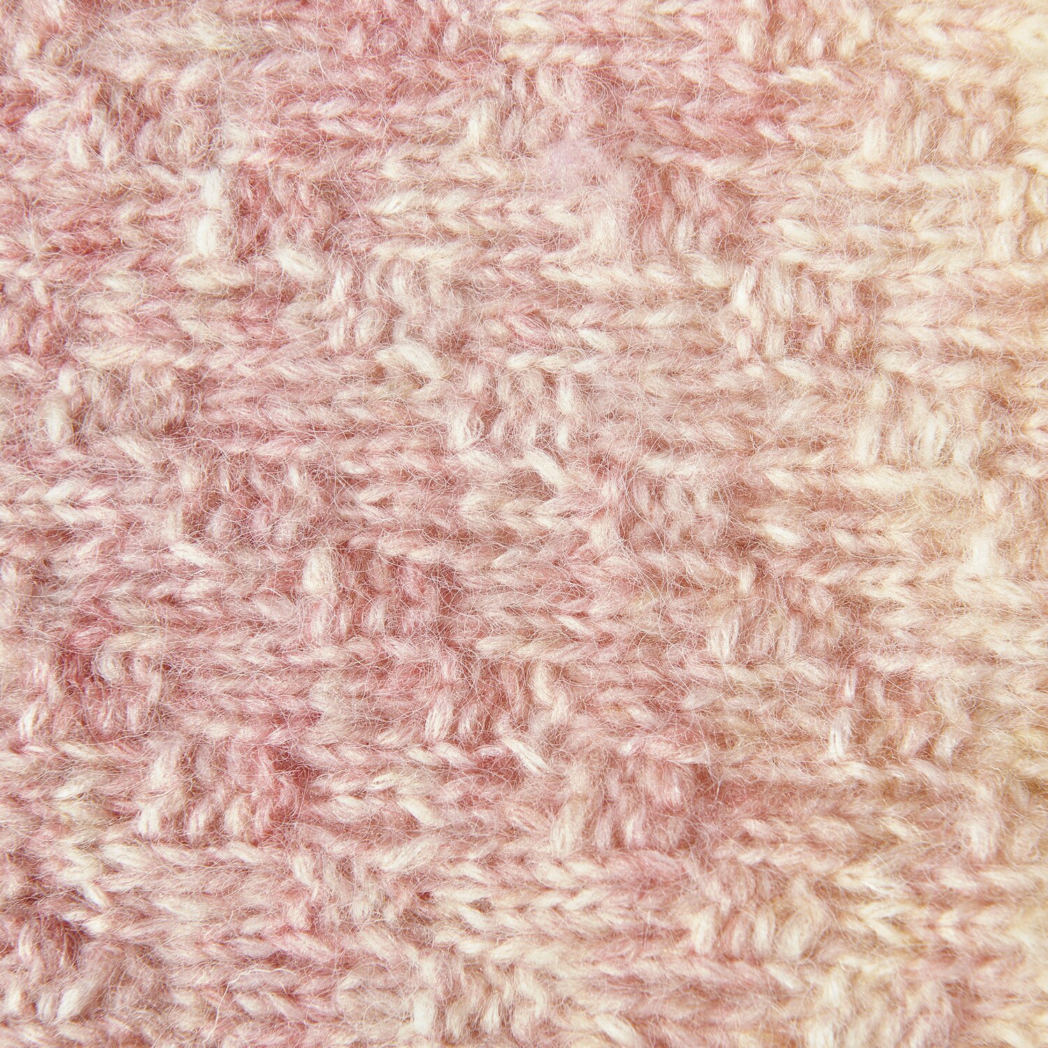Creative Painted Power: Weiches, pastellfarbenes Strickmuster in Rosa, ideal für Herbstmode.