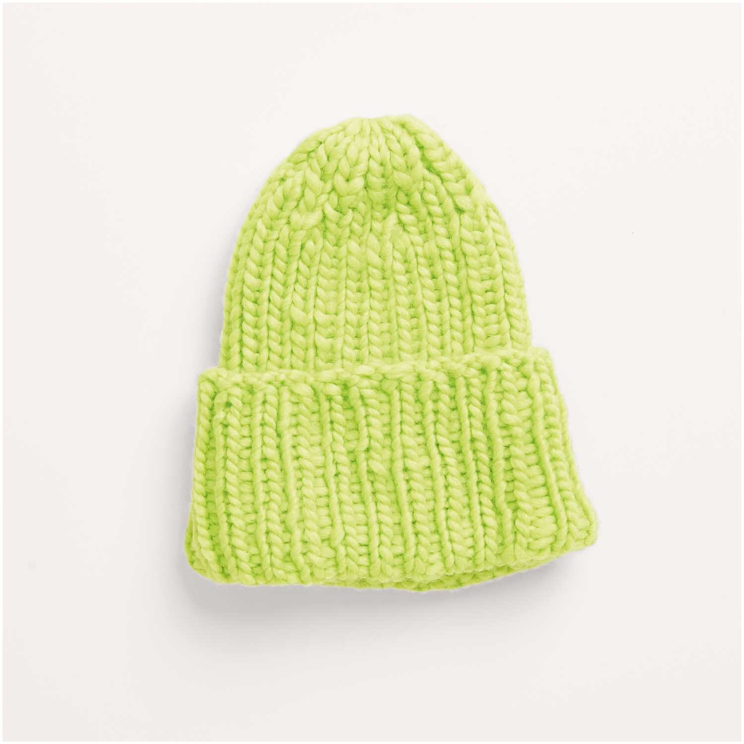 Strickset Mütze Modell 21 aus Kids Nr. 12: Leuchtend grüne, grob gestrickte Mütze auf weißem Hintergrund. Ideal für kalte Tage.