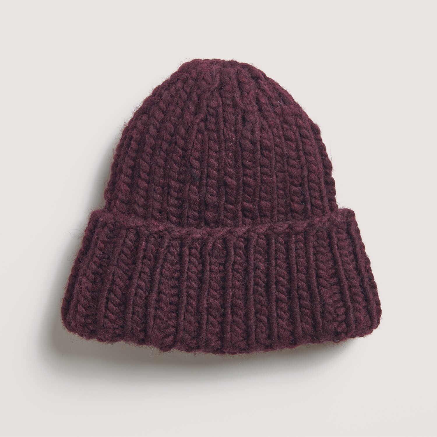 Made by Me No. 21 Herbst-Winter Sprachauswahl deutsch von Rico Design Made by Me No. 21 Herbst-Winter Mütze in weinrot, gestrickt aus dicker Wolle, ideal für kalte Tage.