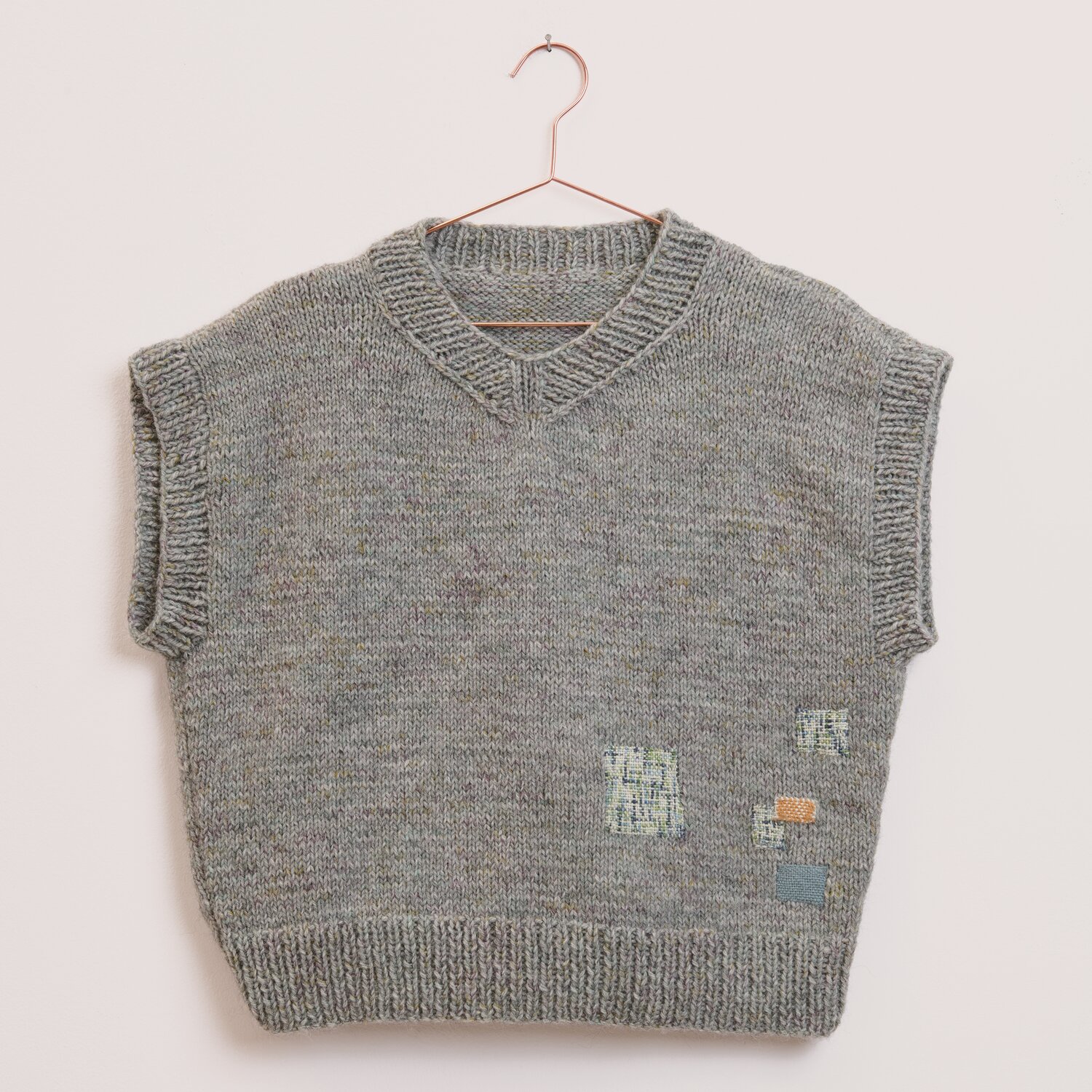 Soft Alpaca Creative Make It Multicolor Stricktop ohne Ärmel mit V-Ausschnitt, gearbeitet aus warmem Garn von Rico Design, detailreiche Struktur, modern reparierter Look