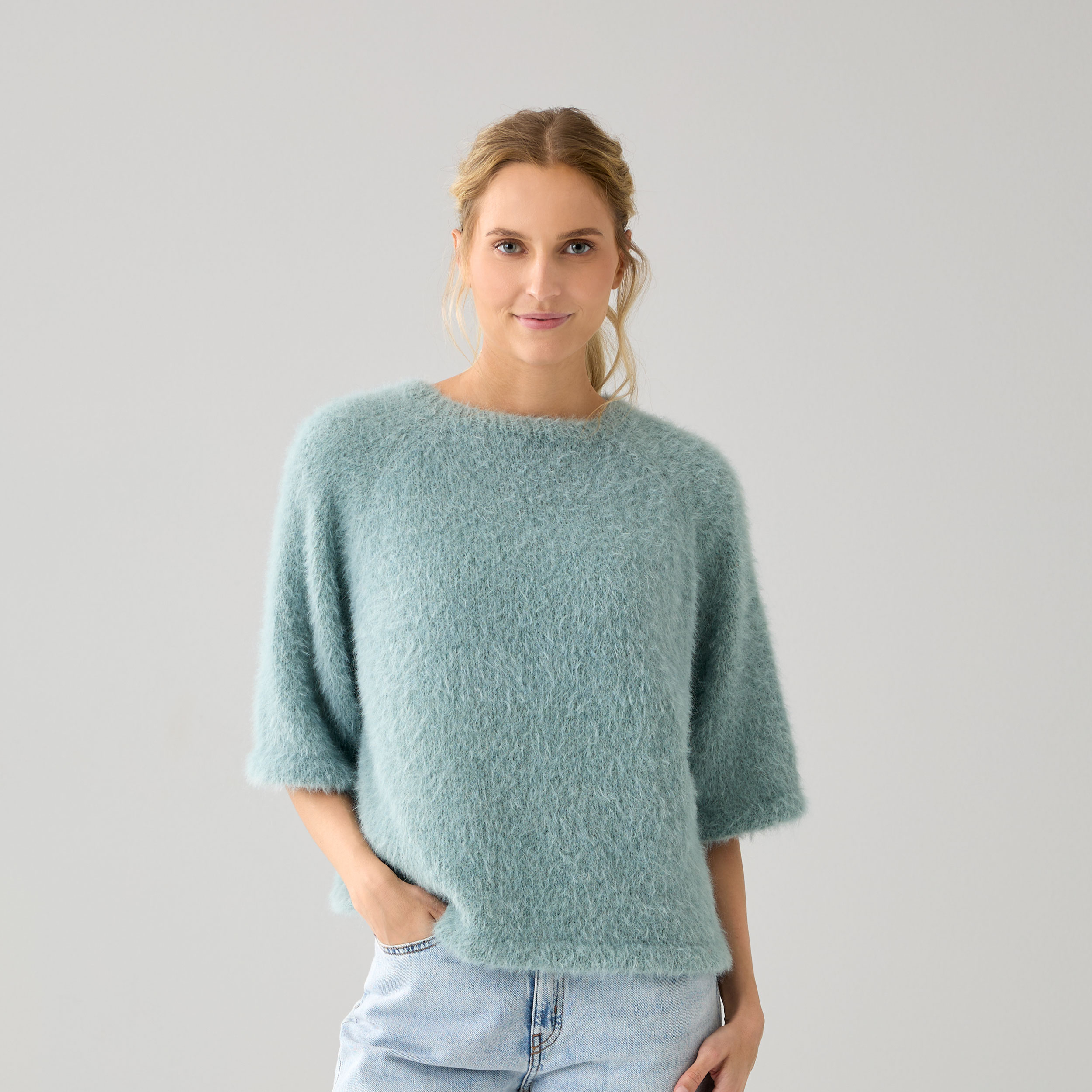 Frau trägt gestrickten Sommerpulli