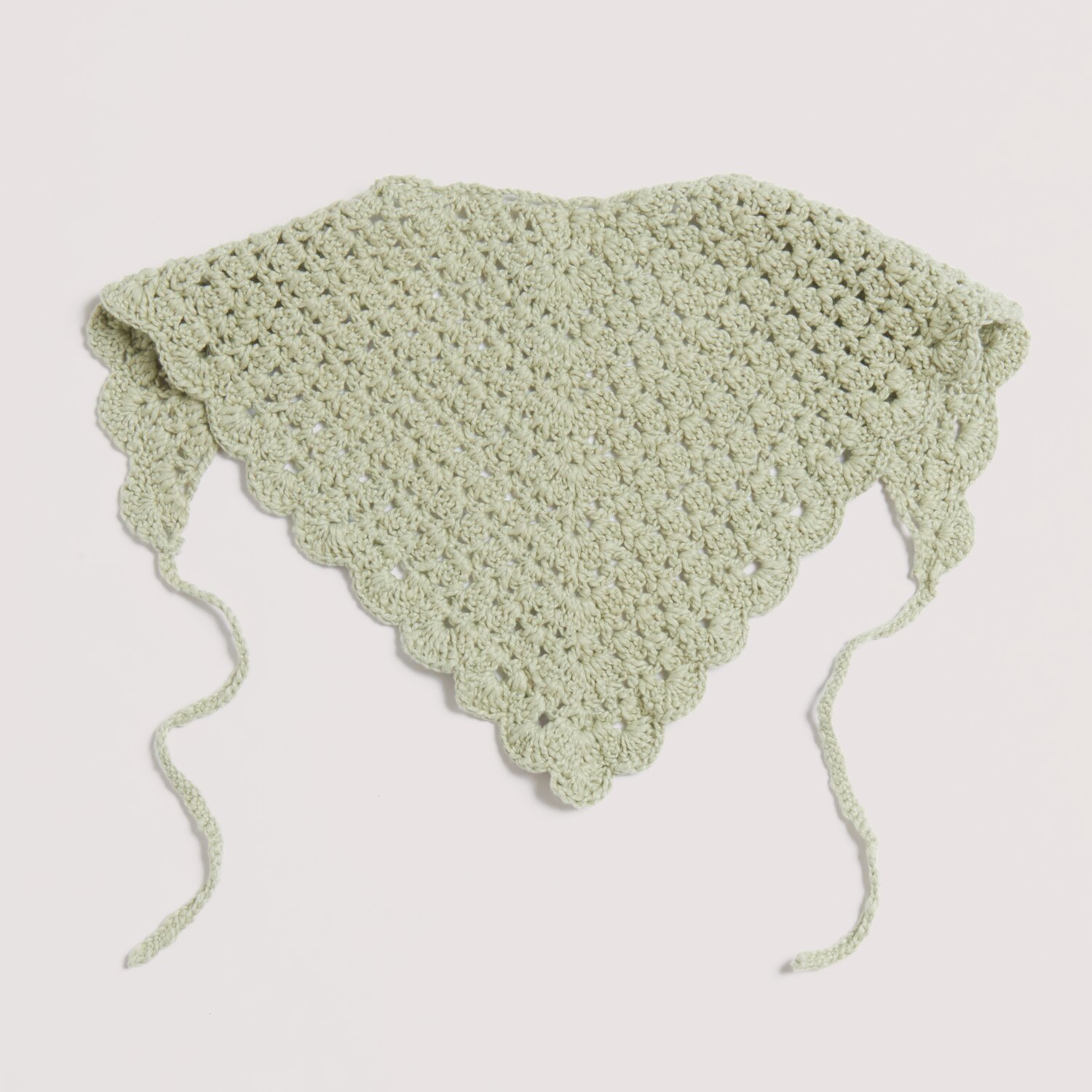 Made by Me No. 22 Frühjahr-Sommer: Dreieckstuch in Schilfgrün, gehäkelt aus Essentials Super Cotton dk. Ideal für warme Tage.