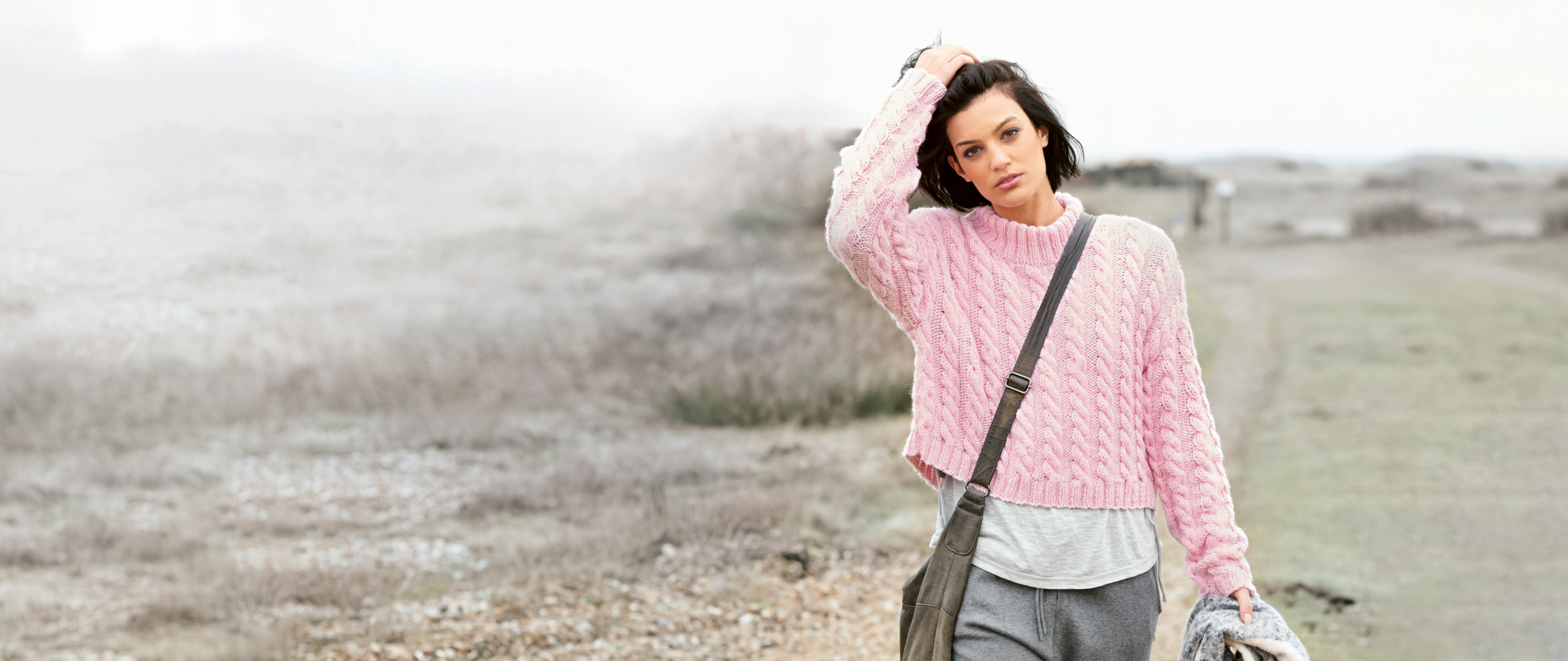Frau mit rosa Strickpullover