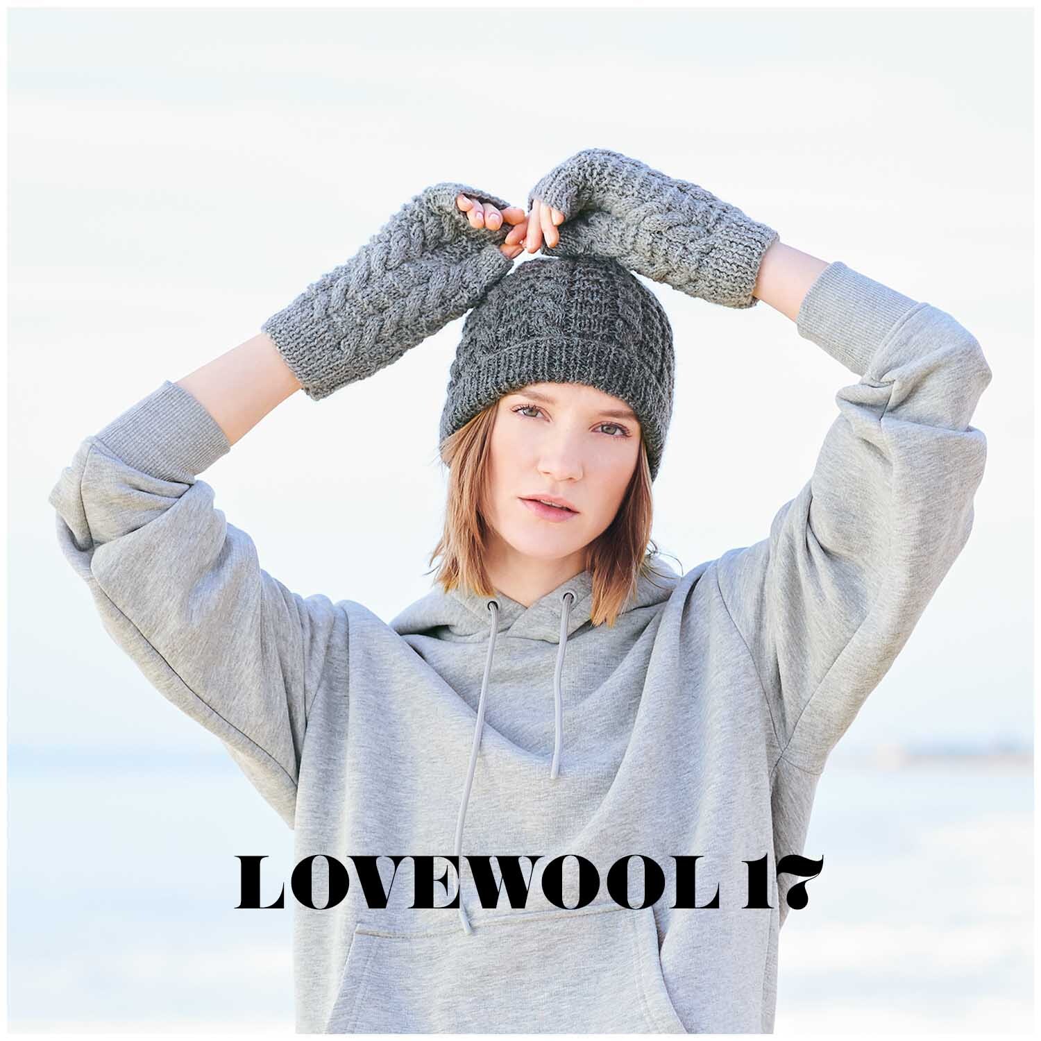 Essentials Baby Alpaca & Merino aran 50g 100m Farbe Grau von Rico Design Essentials Baby Alpaca & Merino aran: Frau in grauem Hoodie trägt gestrickte Mütze und Handschuhe. Ideal für kühle Tage.