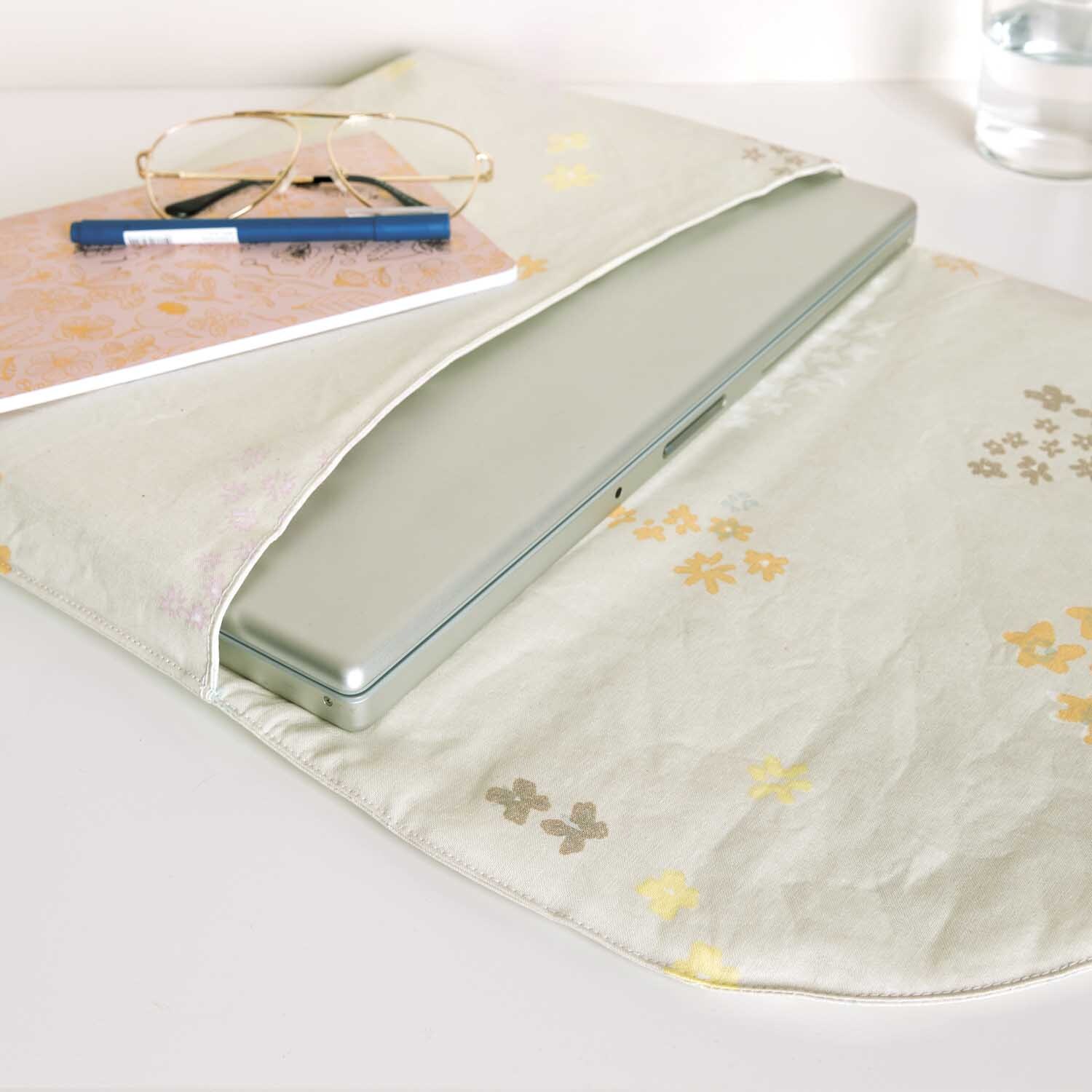 Druckstoff Crafted Nature Blumen grau-metallic 140cm beschichtet Druckstoff Crafted Nature Blumen grau-metallic 140cm beschichtet