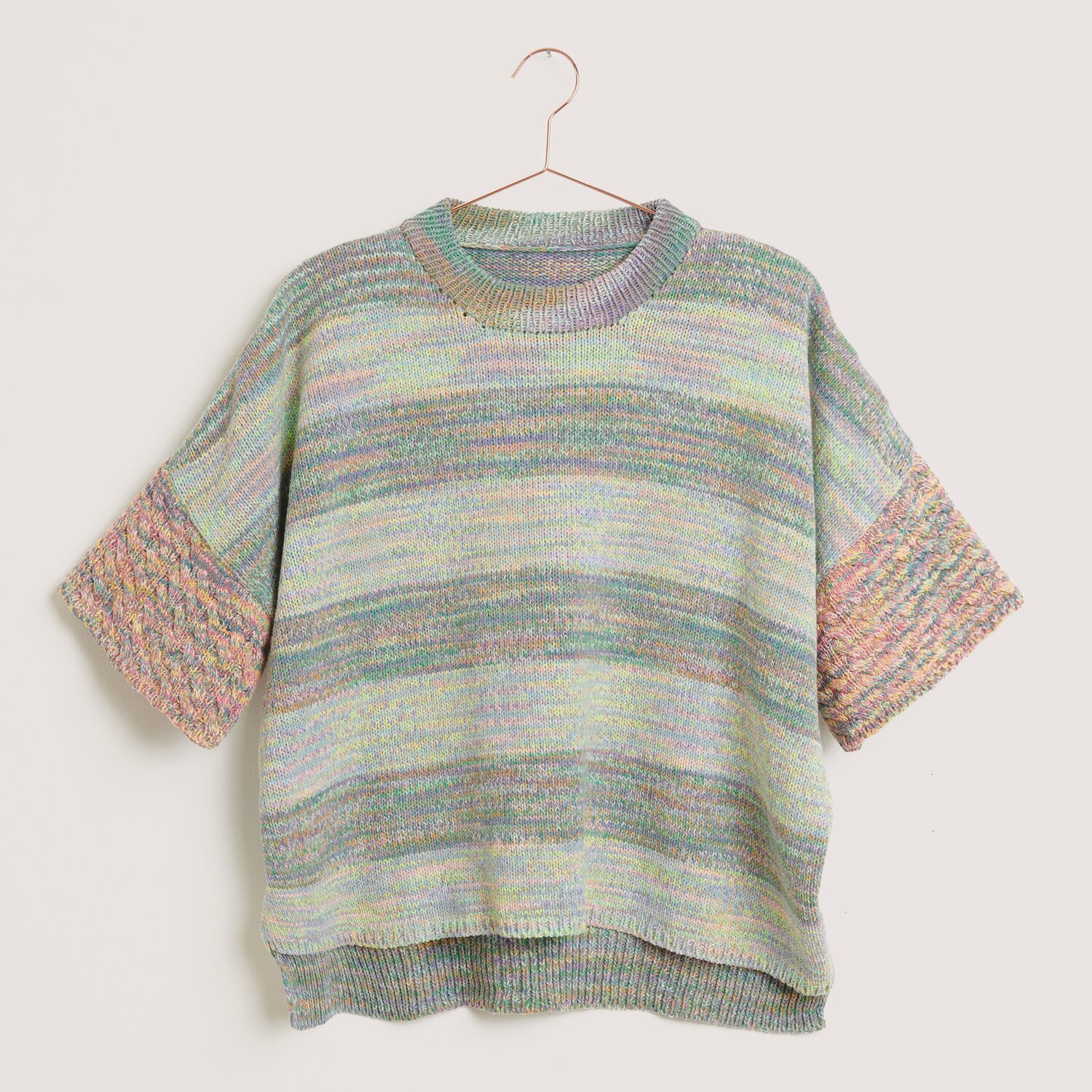 Strickset Pullover Modell 07 aus Made by Me Nr. 18, pastellfarbener Pullover mit kurzen Ärmeln, gestrickt aus Creative Summer Sprinkles Garn.