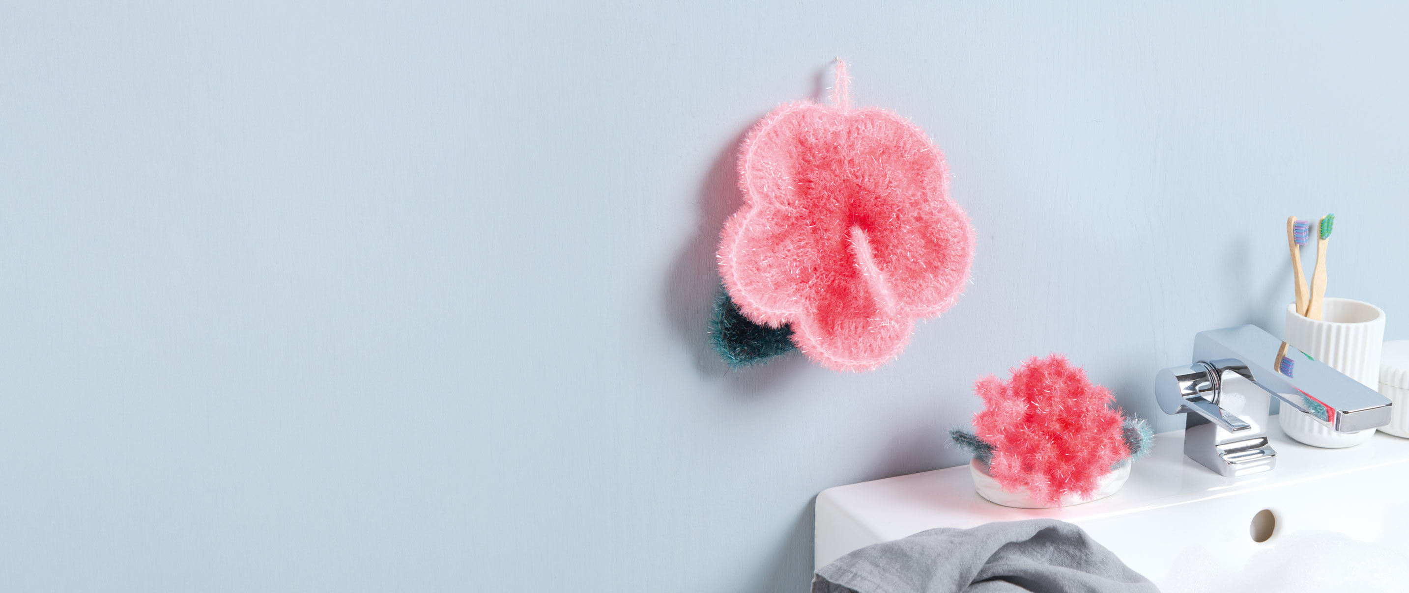 Gehäkelte Blumen aus Schwanngarn im Badezimmer