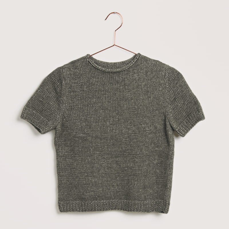 Gestricktes Shirt in Anthrazit: Modell 13 aus dem Heft Luxury Knits Summer Pieces
