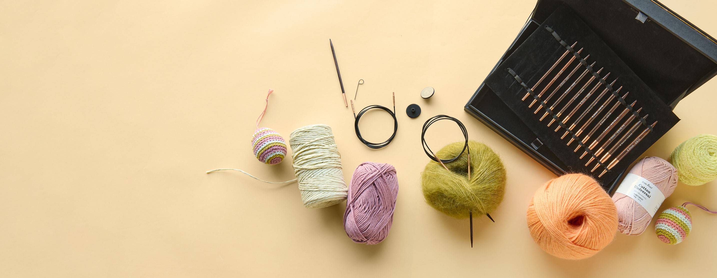 Stricknadel-Set, Wollknäuel und gehäkelte Ostereier