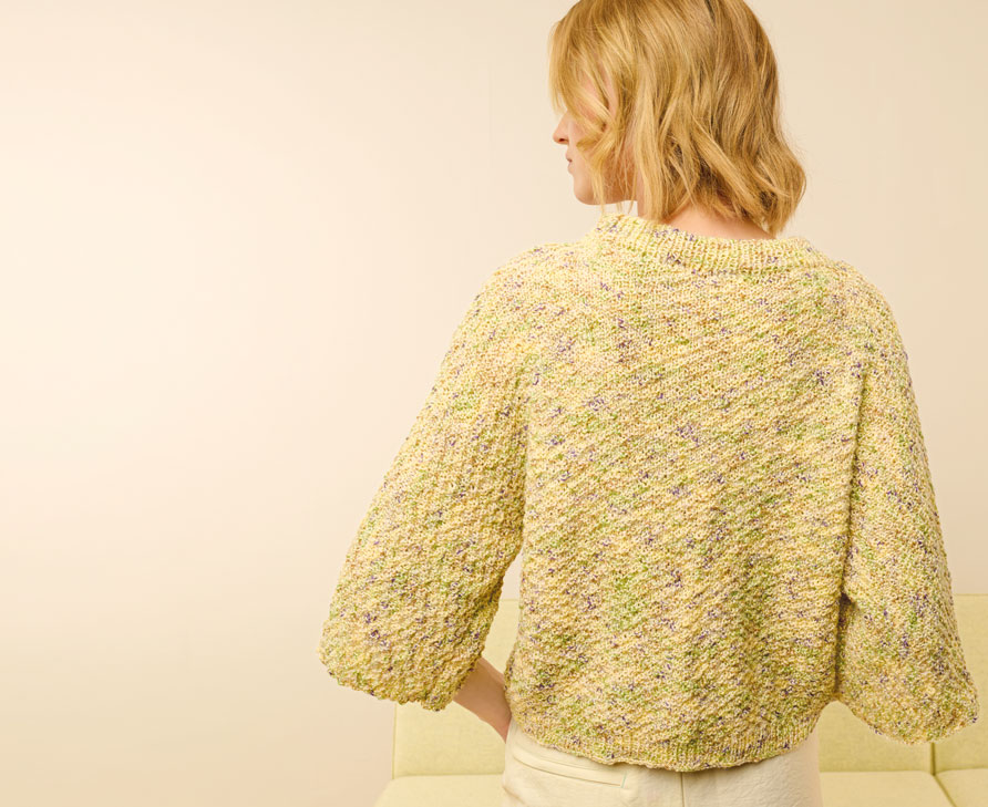 Frau trägt gelbes Strick-Shirt
