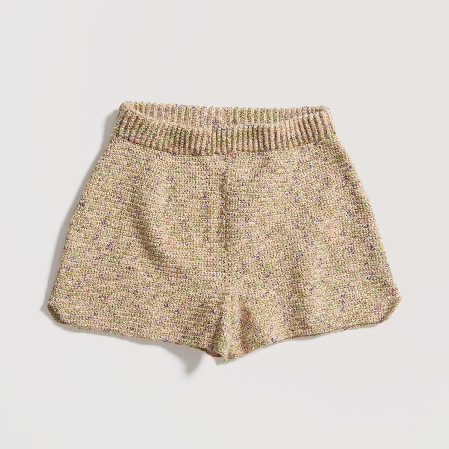 Lovewool No. 22 Frühjahr-Sommer: Strickshorts in pfirsichfarbenem Garn, ideal für warme Tage.