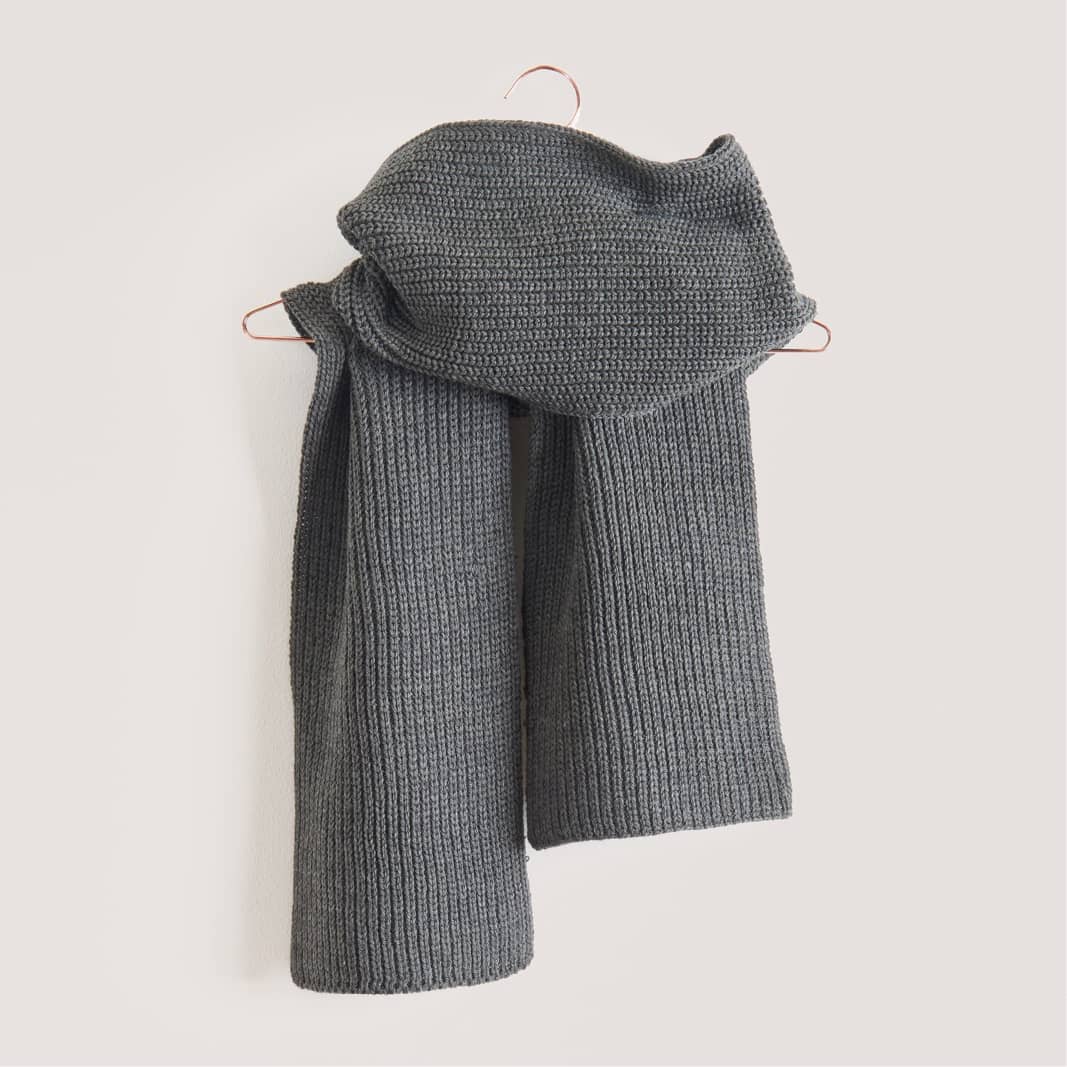Gestrickter Schal in Grau: Modell 06 aus dem Heft Made by Me Men No. 03