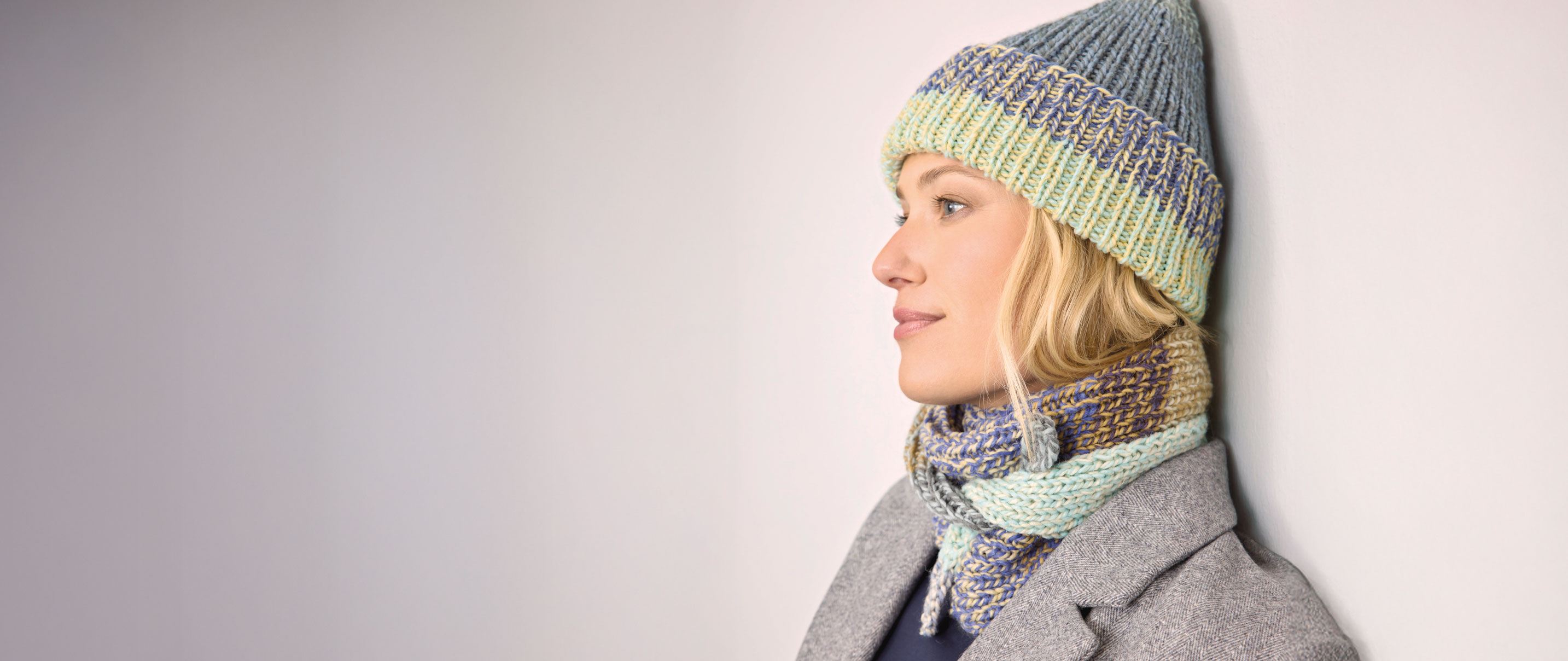 Frau trägt Strickmütze und Tuch mit Farbverlauf