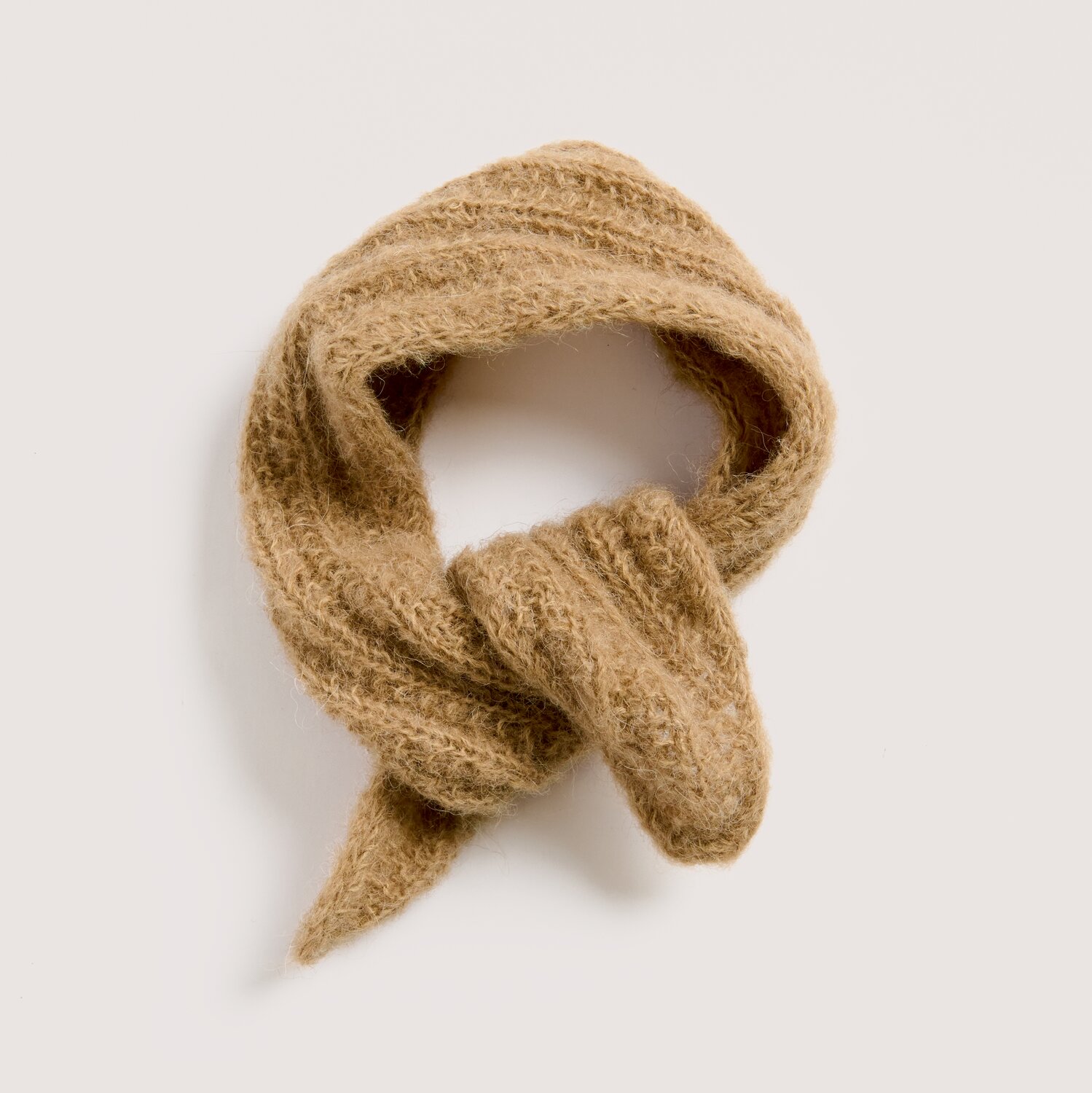 Strickset Mini-Tuch Modell 16 aus Luxury Knits Little Pieces, weiches, leicht flauschiges Halstuch in warmem Beigeton, locker drapiert auf hellem Hintergrund