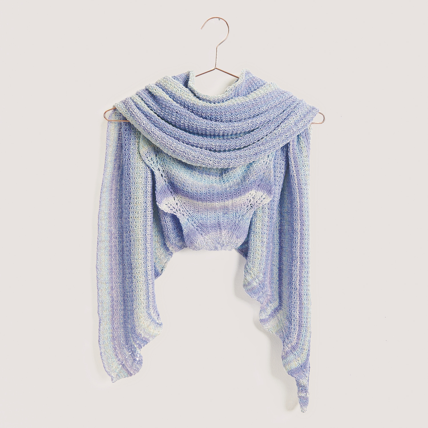 Fashion Cotton Merino Lace 50g 290m Farbe Skies von Rico Design Fashion Cotton Merino Lace Schal in zarten Blautönen, drapiert auf einem Kleiderbügel. Ideal für stilvolle Akzente.