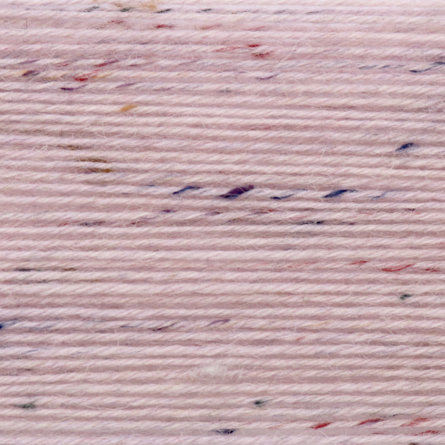 Superba Tweed 4-fädig, fliederfarbenes Garn mit bunten Sprenkeln, 100g 375m, ideal für Strickprojekte.