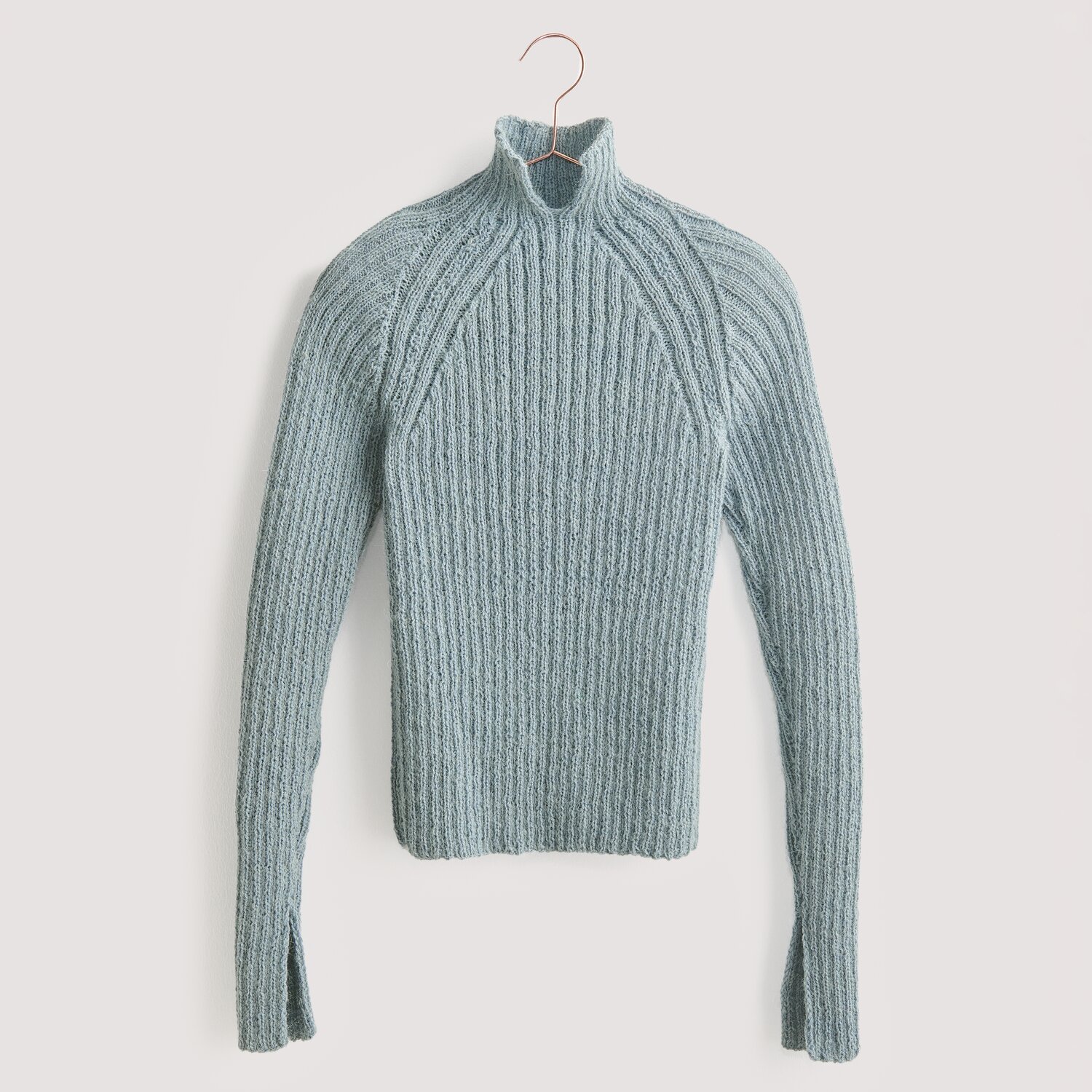 Socks Alpaca Luxury 4-fädig 100g 380m Farbe Aqua von Rico Design Strickset Pullover Modell 09 aus Luxury Knits: Eleganter, hellblauer Pullover aus Premium Natural Fibres, ideal für stilvolle Wintertage.