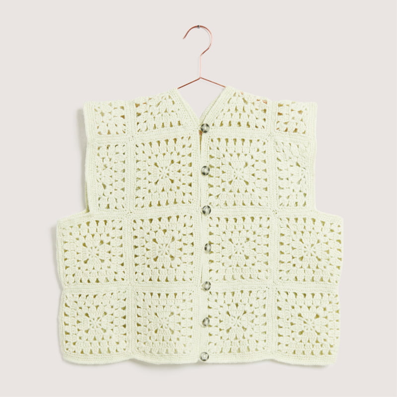 Gehäkelte Weste aus Granny Squares in Creme: Modell 19 aus dem Heft Made by Me No. 22