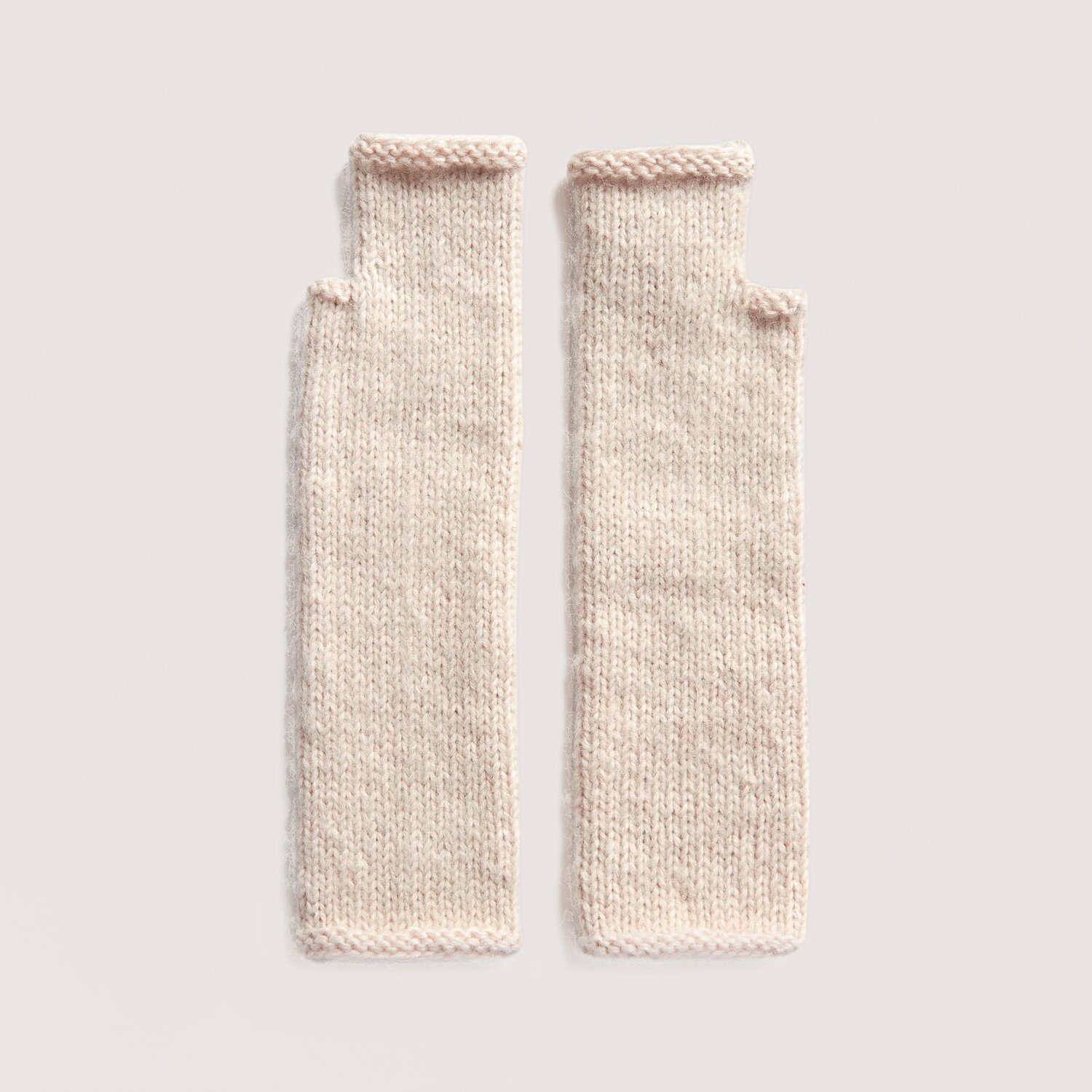 Strickset Stulpen Modell 02 aus Luxury Knits: Cremefarbene, handgestrickte Stulpen aus natürlichen Fasern auf hellem Hintergrund.