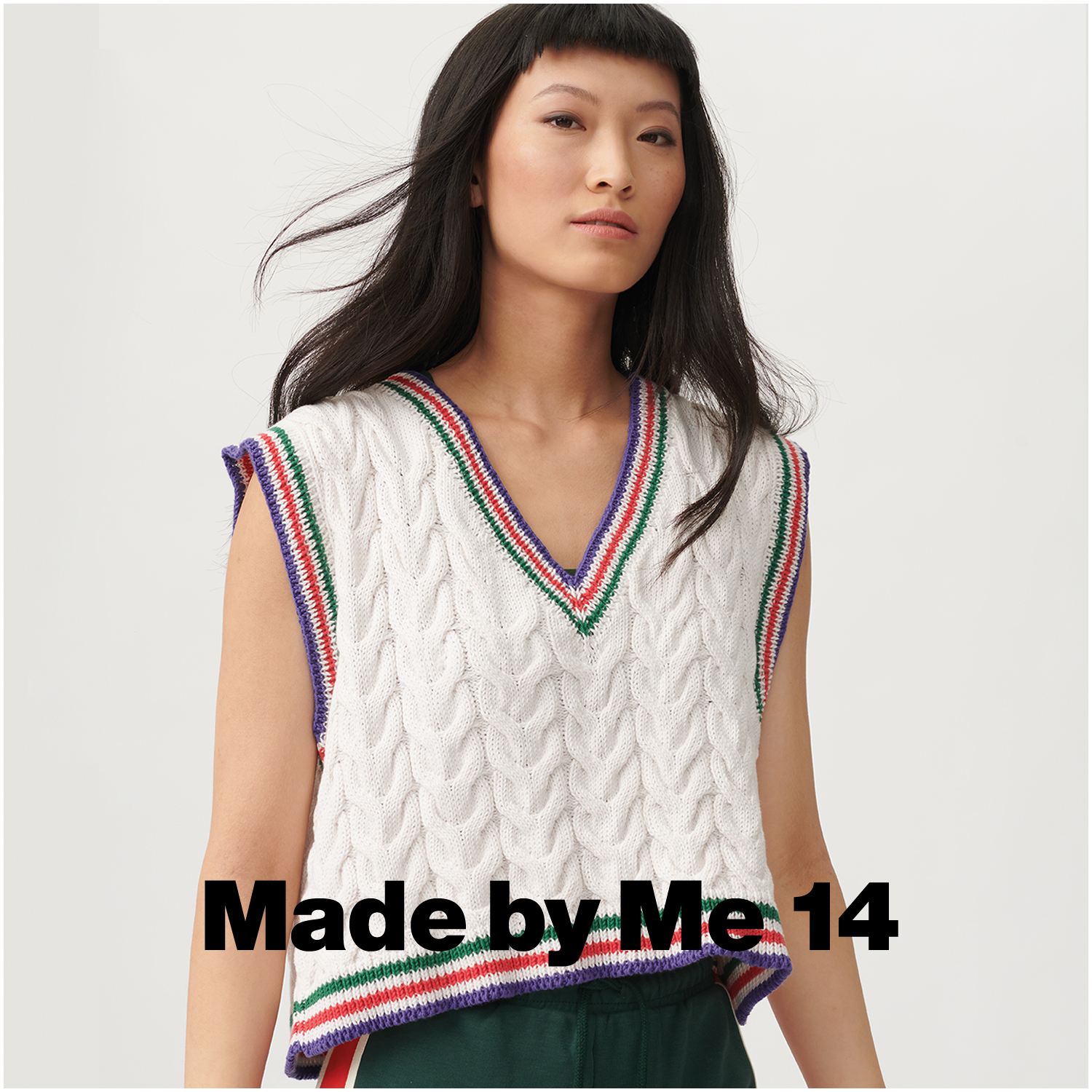Creative So Cool + So Soft Cotton chunky: Frau trägt gestricktes ärmelloses Oberteil mit bunten Rändern von Rico Design.