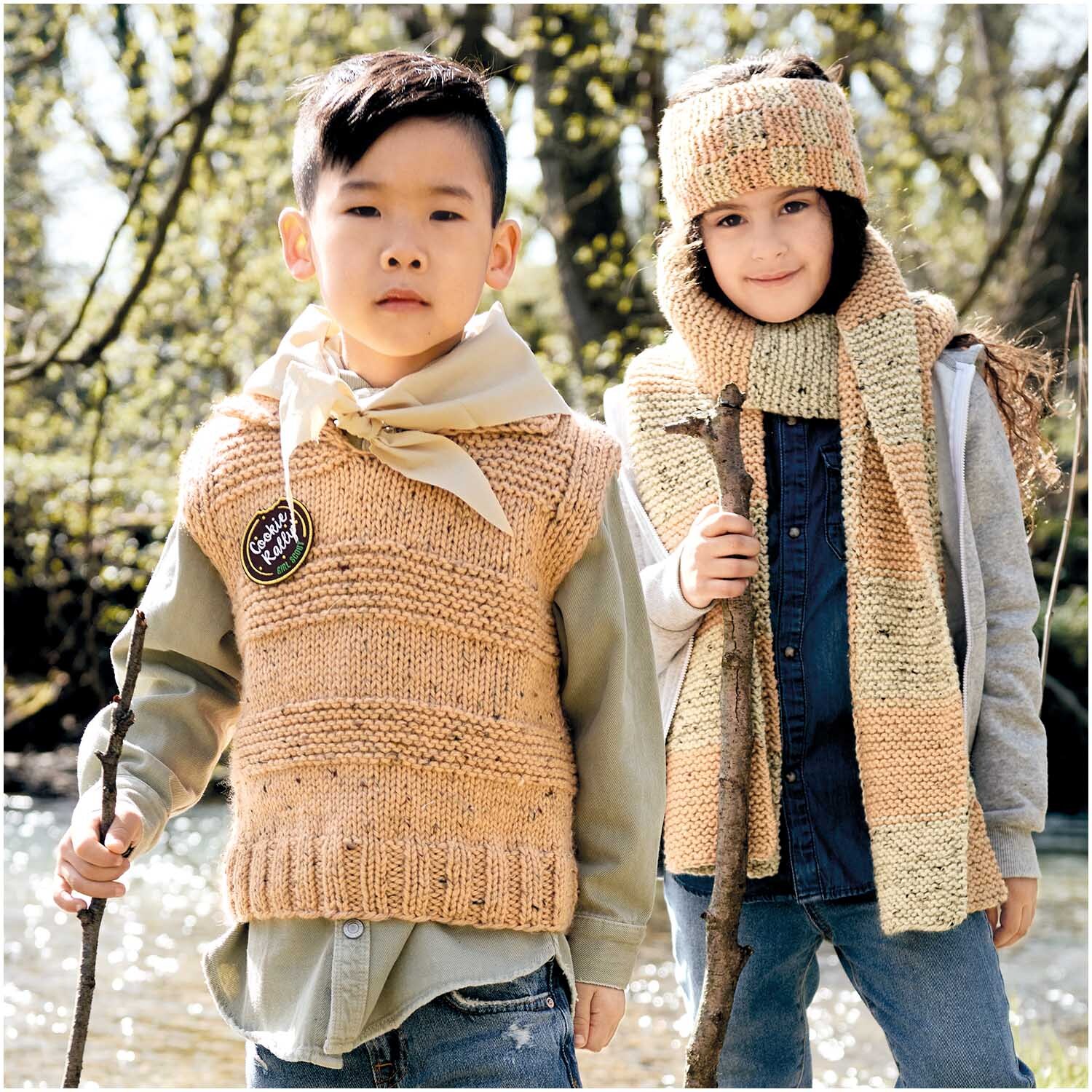 Essentials Mega Wool Tweed chunky 100g 125m Farbe Natur von Rico Design Essentials Mega Wool Tweed chunky: Zwei Kinder in gestrickter Kleidung aus Naturwolle, im Freien mit Stöcken spielend.